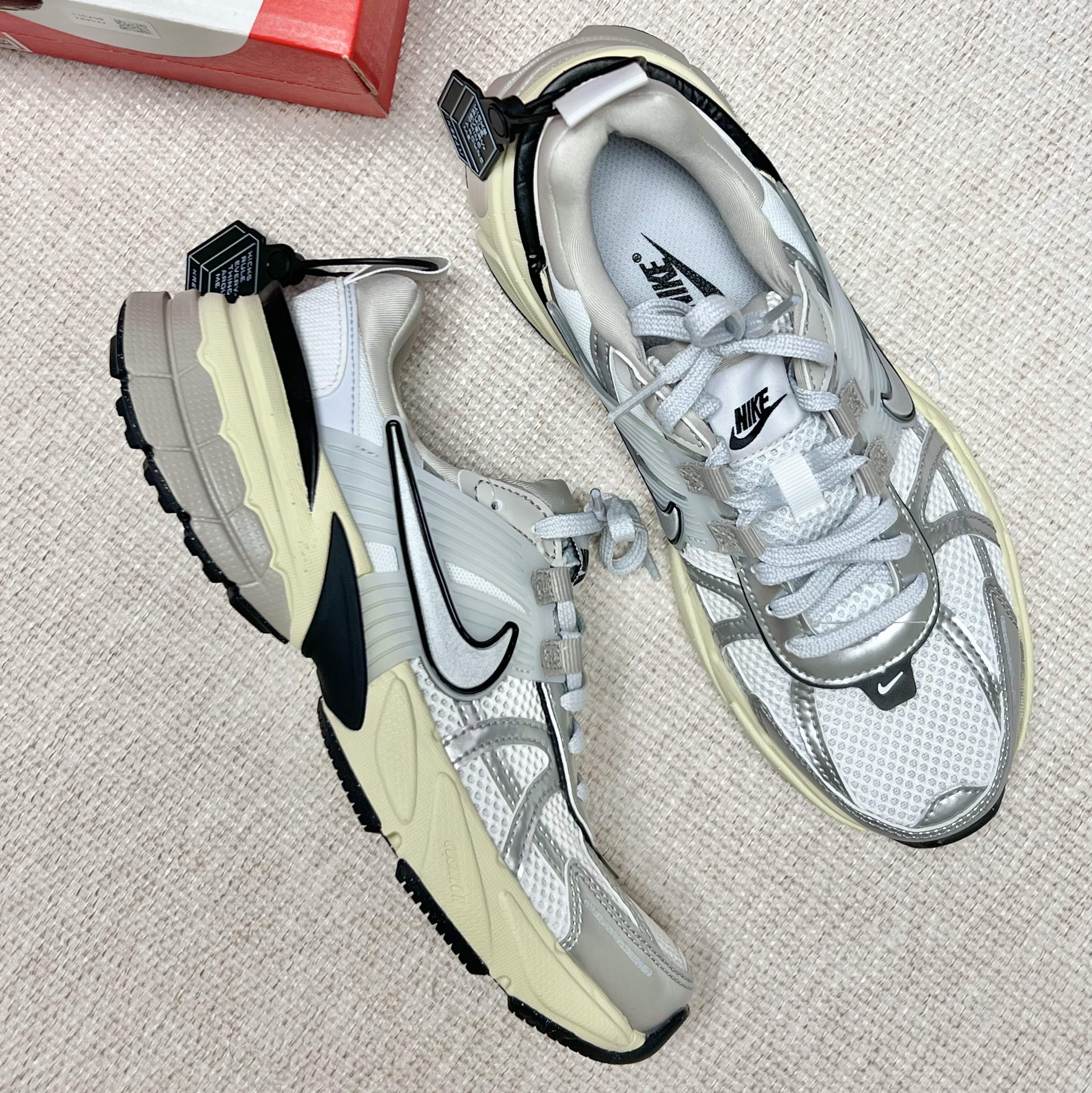 Nike V2K Run Summit White Metallic Silver 착용 스타일