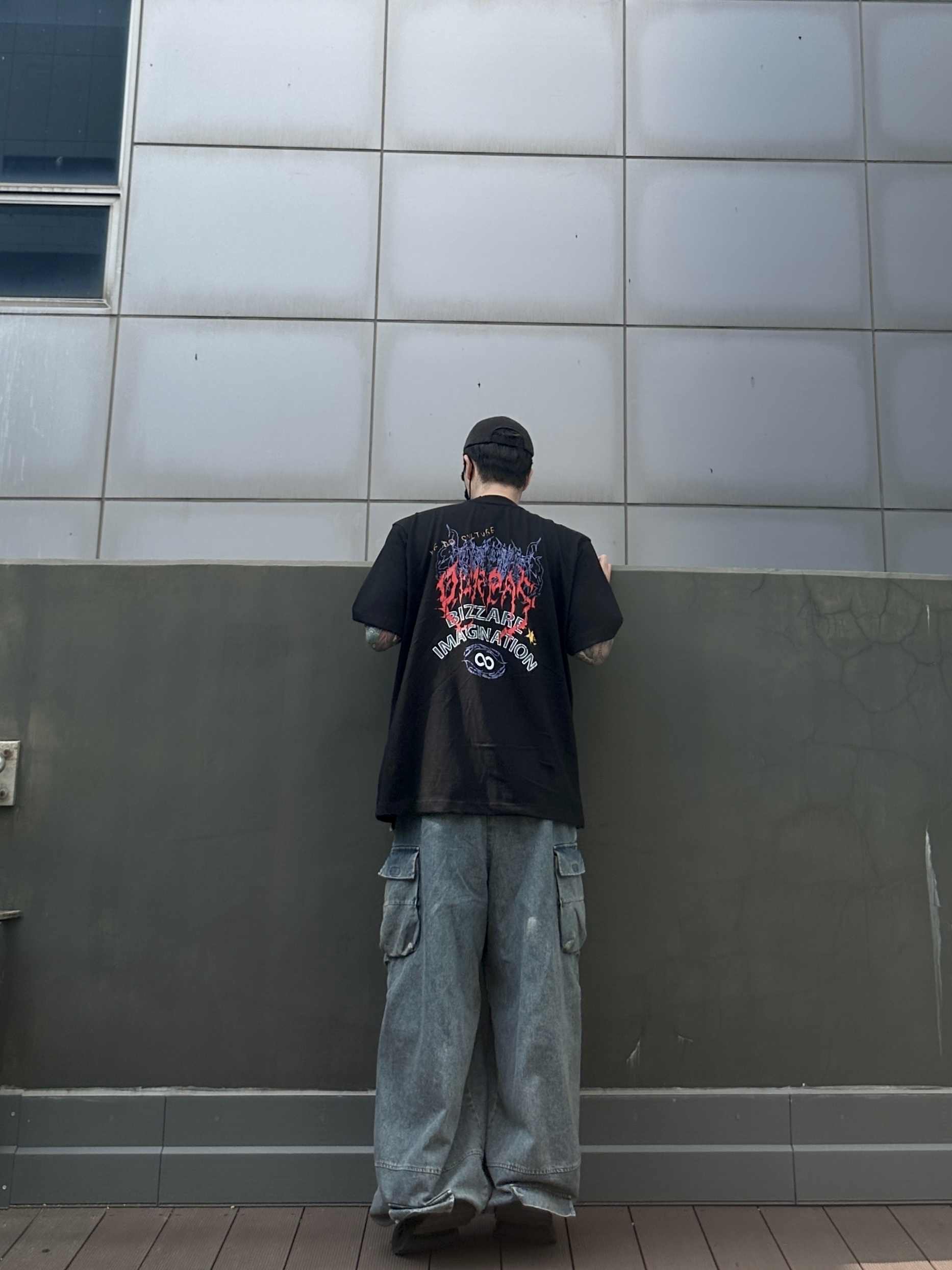 Balenciaga Gaffer Cap Black, Ourpas x Bizzare Imagination Galleria Exclusive T-Shirt G-001 Infinity Black 착용 스타일 - 4