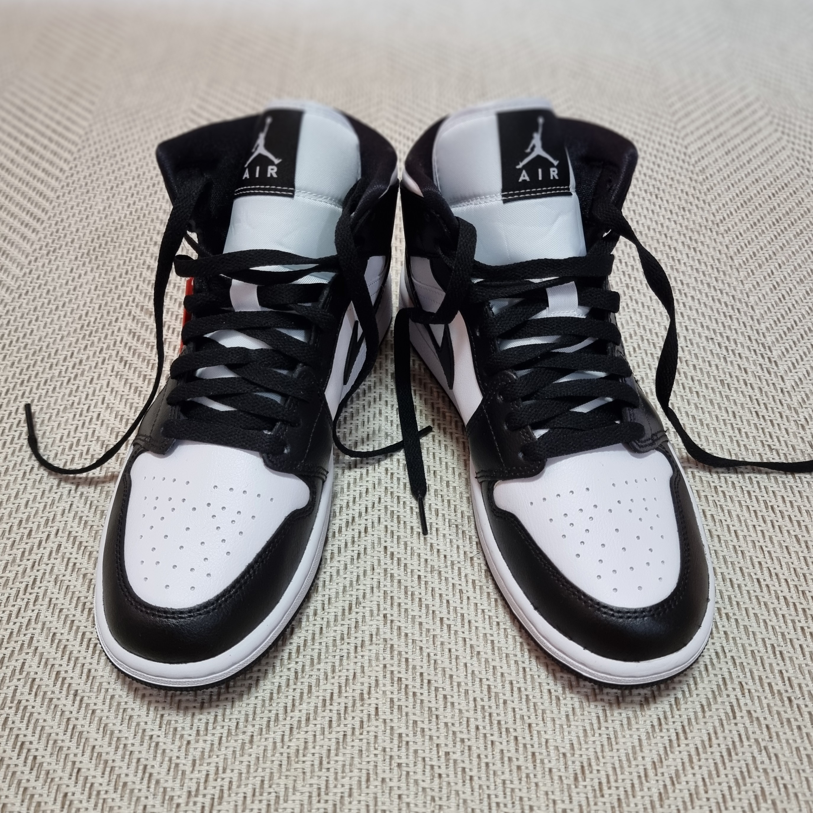 (W) Jordan 1 Mid White Black 착용 스타일 - 1
