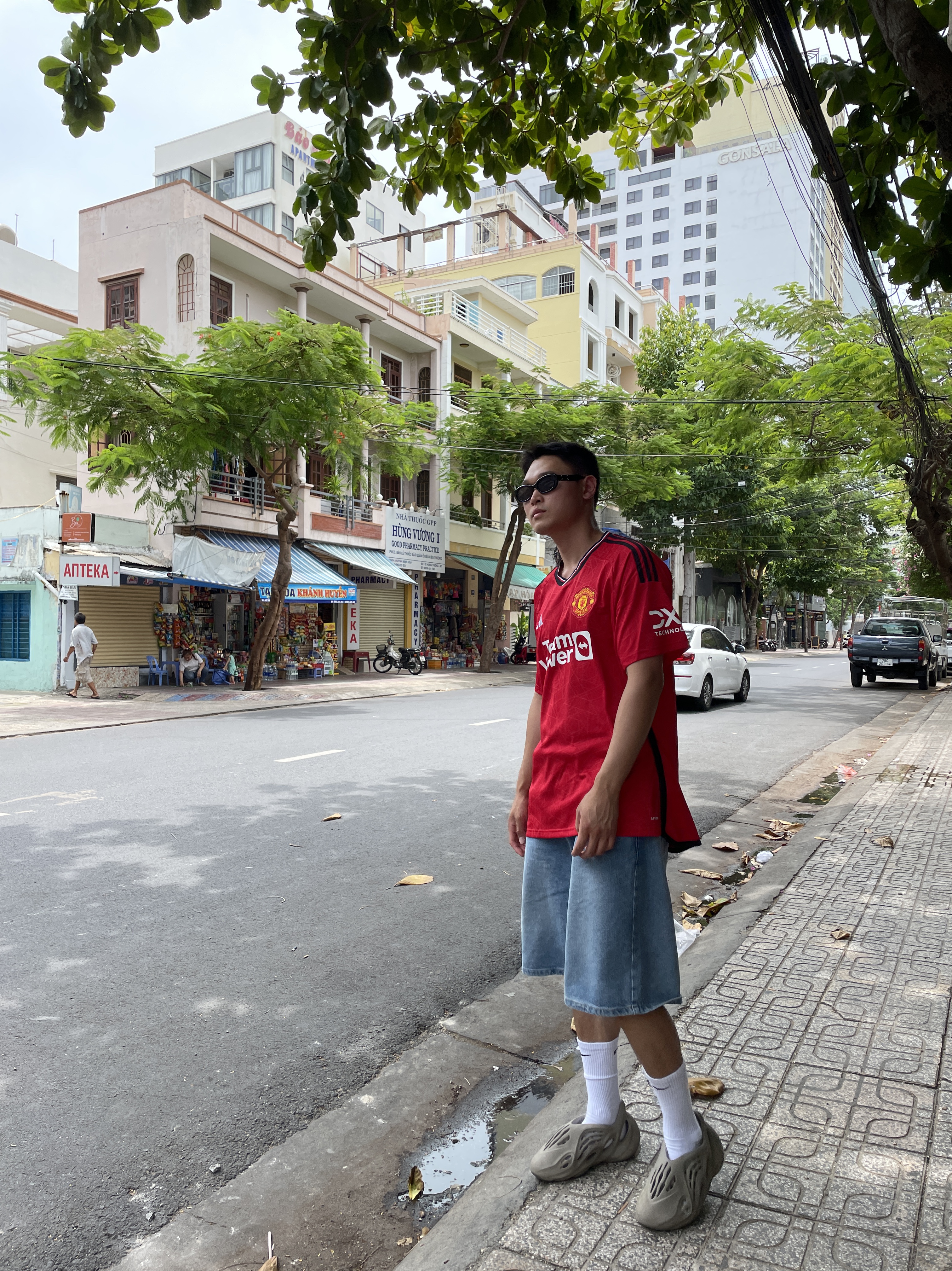 Adidas Yeezy Foam RNNR Stone Sage, Adidas Manchester United 2023/24 Home Jersey Team Collegiate Red - KR Sizing (Non Marking Ver.) 착용 스타일