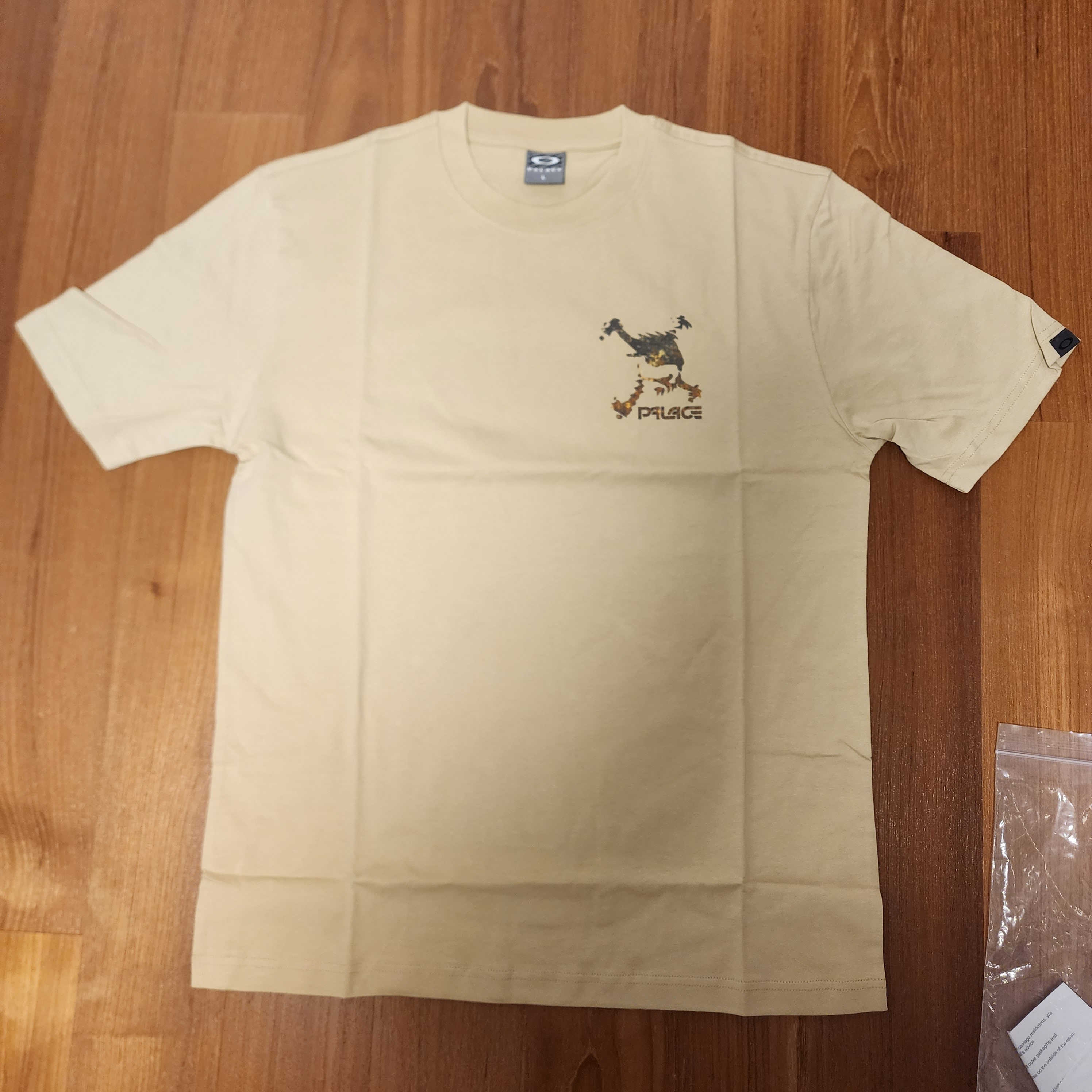 Palace x Oakley T-Shirt Sand - 23SS 착용 스타일 - 1