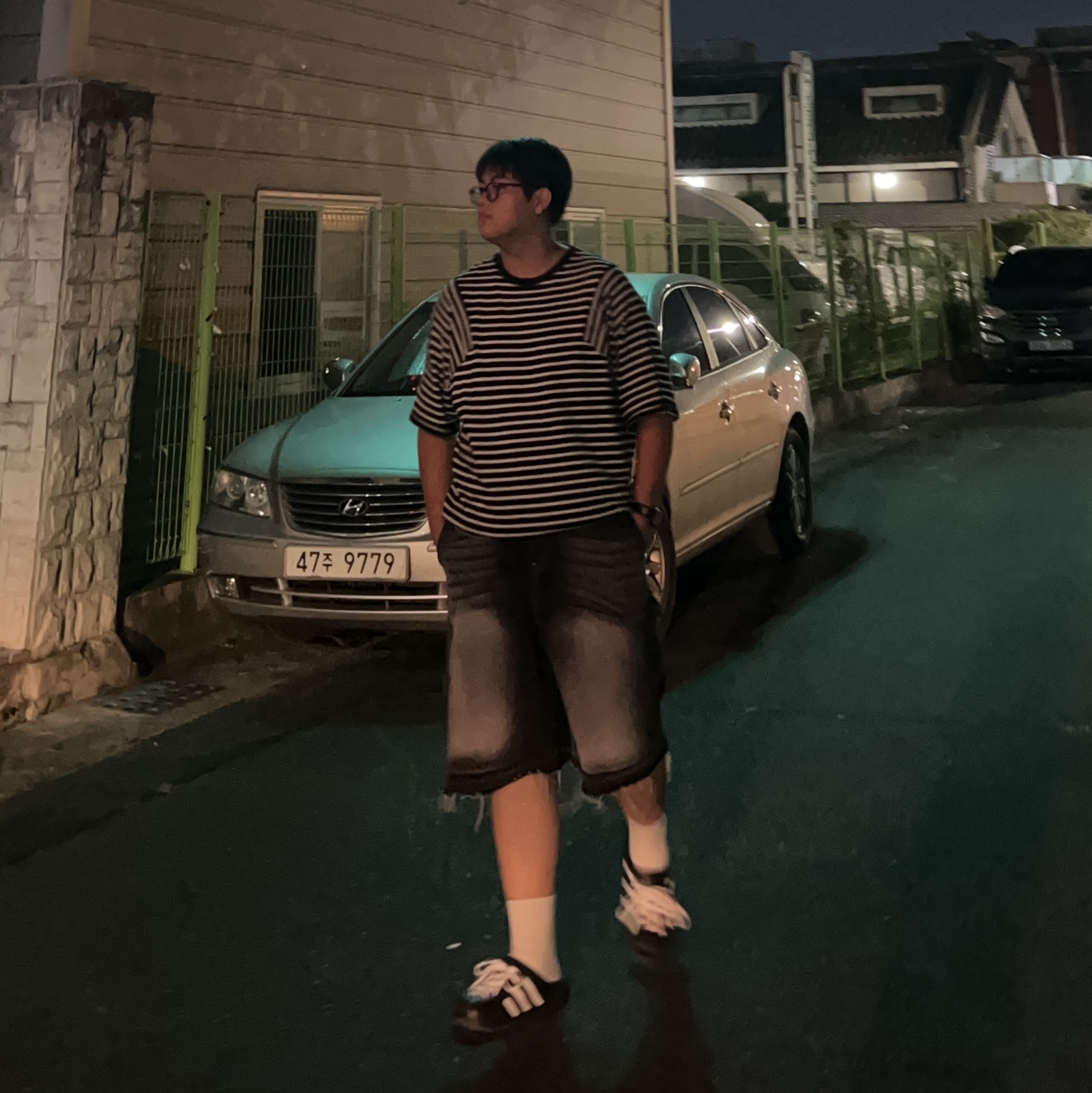 Adidas Adilette Clog Black White 착용 스타일