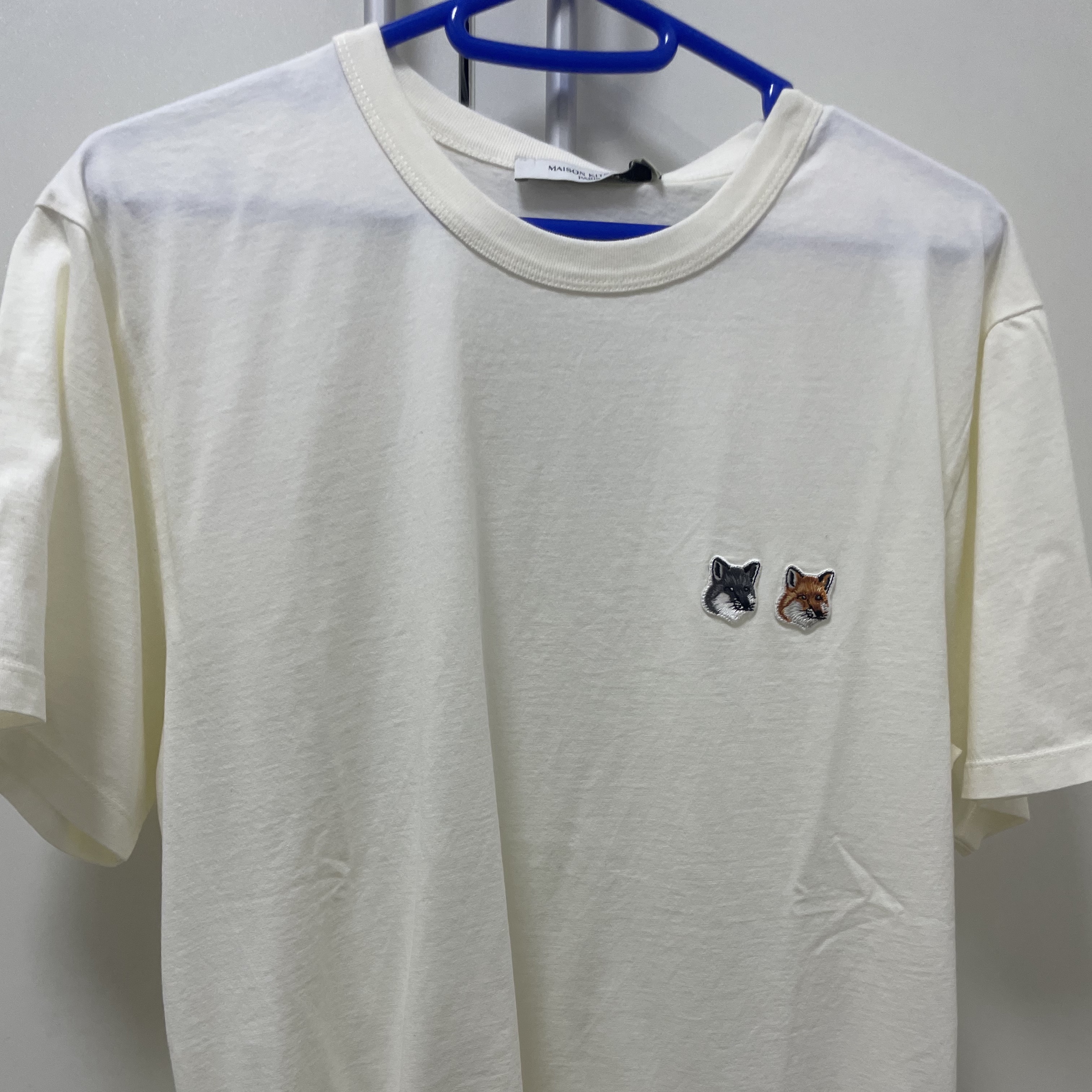 Maison Kitsune Double Fox Head Patch Classic T-Shirt Latte 착용 스타일