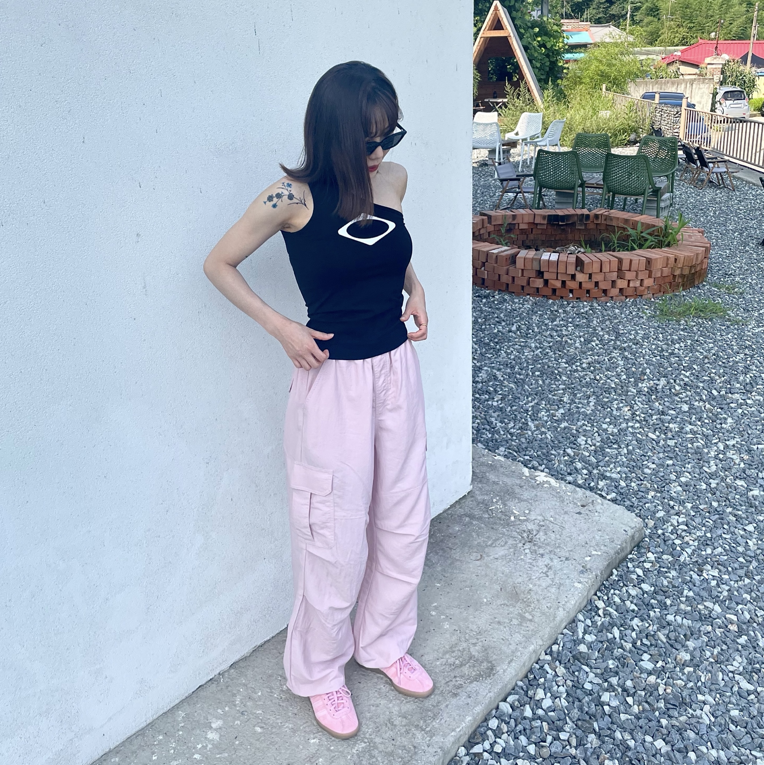 Adidas Bermuda Glow Pink, (W) Mischief Rhombus One Shoulder Top Black 착용 스타일 - 1