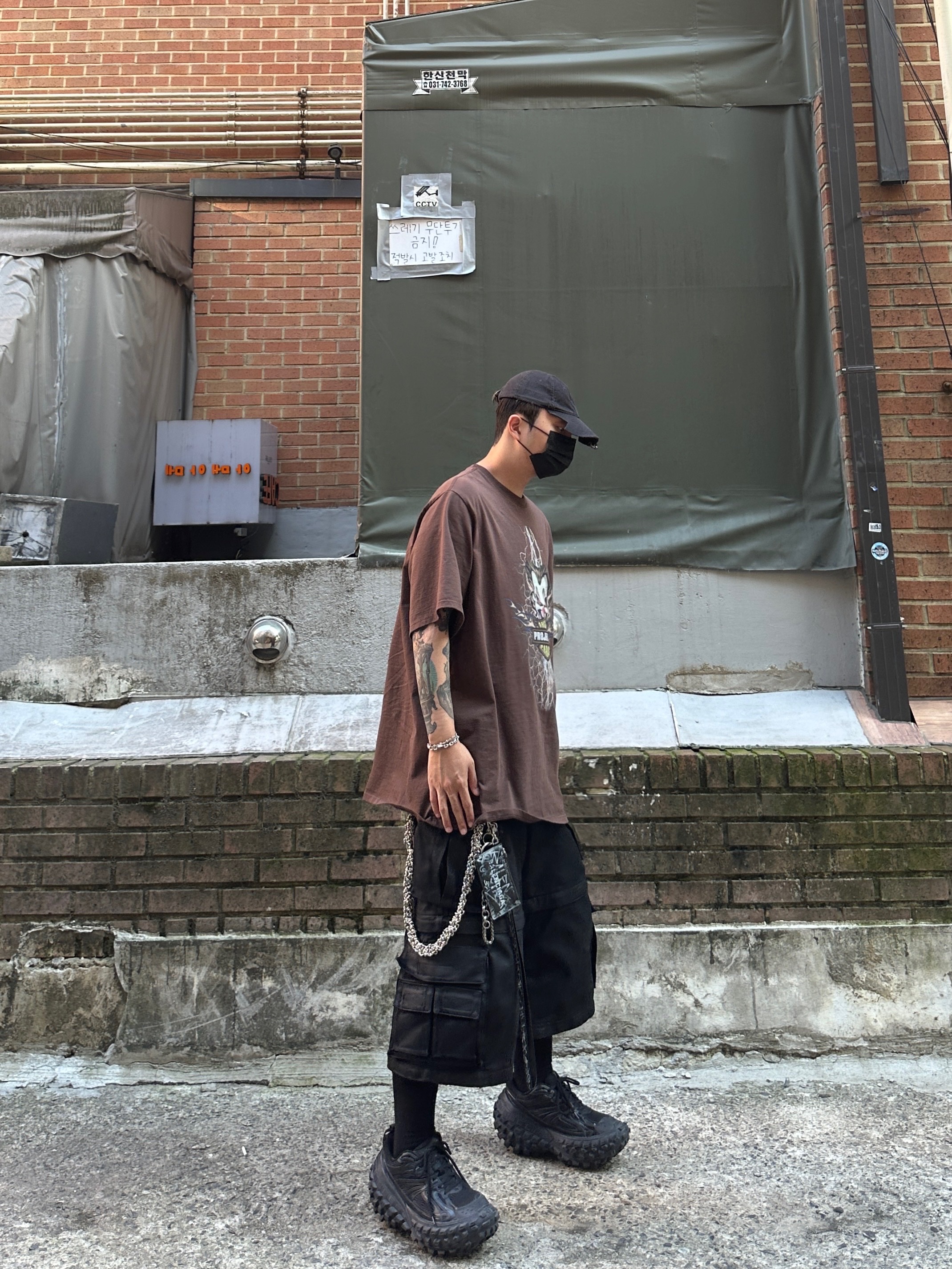 Project G/R Oversized Convertible Cargo Pants Coated Black, Balenciaga Defender Sneakers Black 착용 스타일 - 2