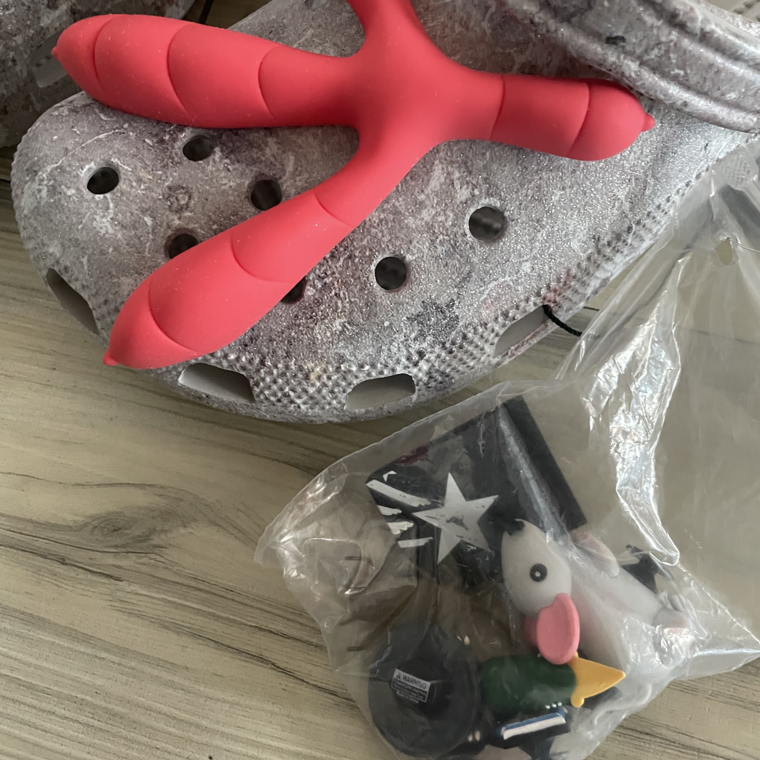 Crocs x Staple Classic Clog Grey Red 착용 스타일 - 2