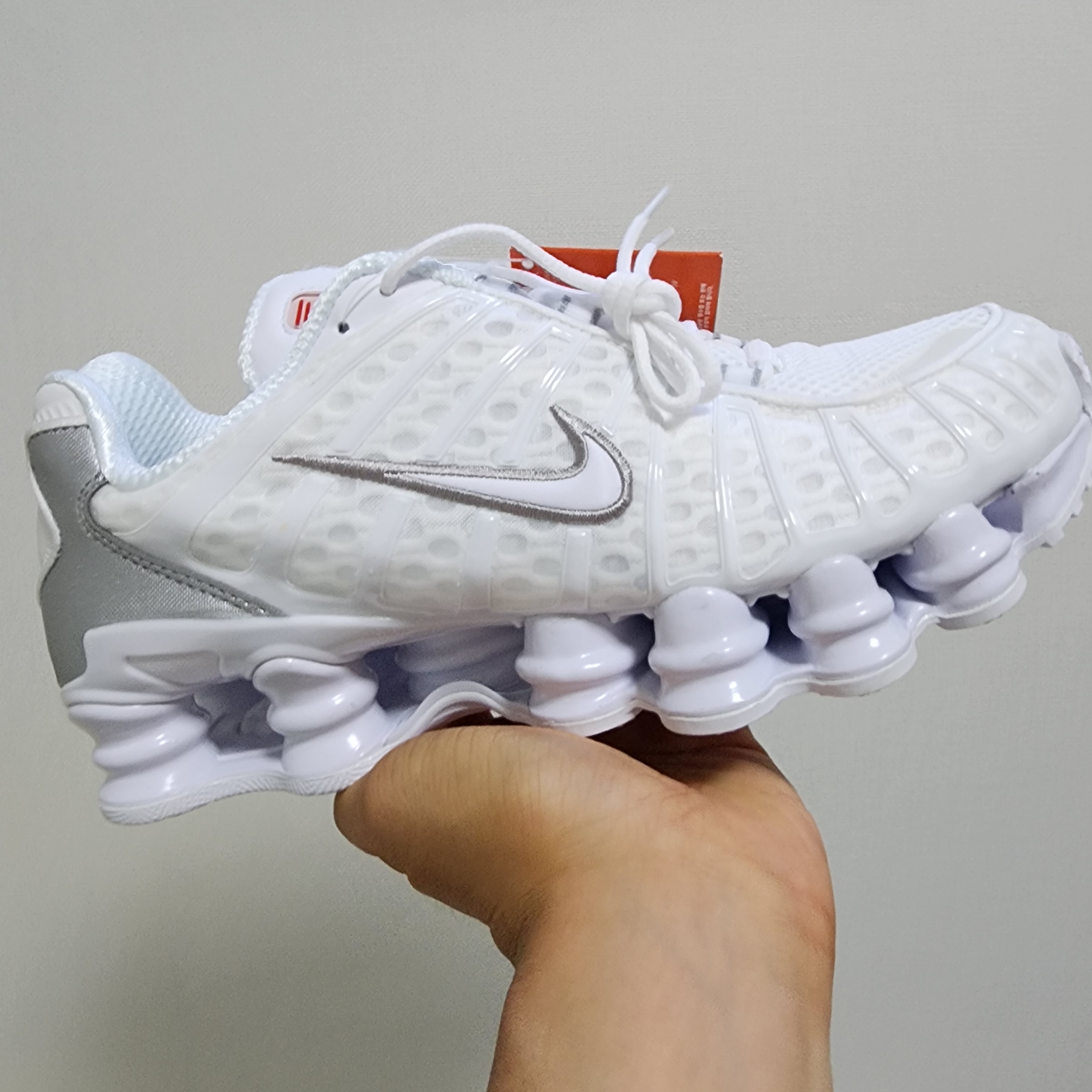 (W) Nike Shox TL White and Max Orange 착용 스타일