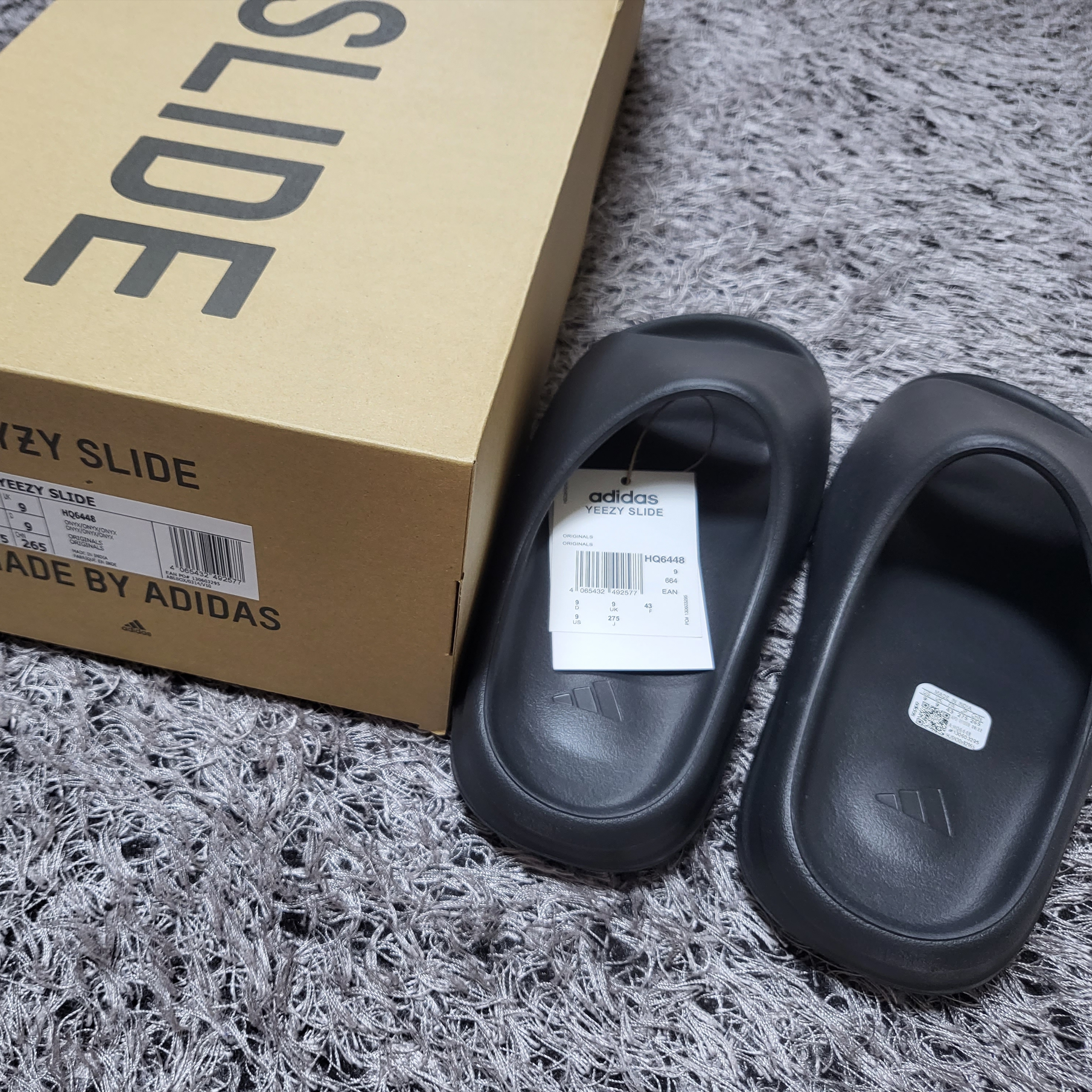 Adidas Yeezy Slide Onyx 착용 스타일