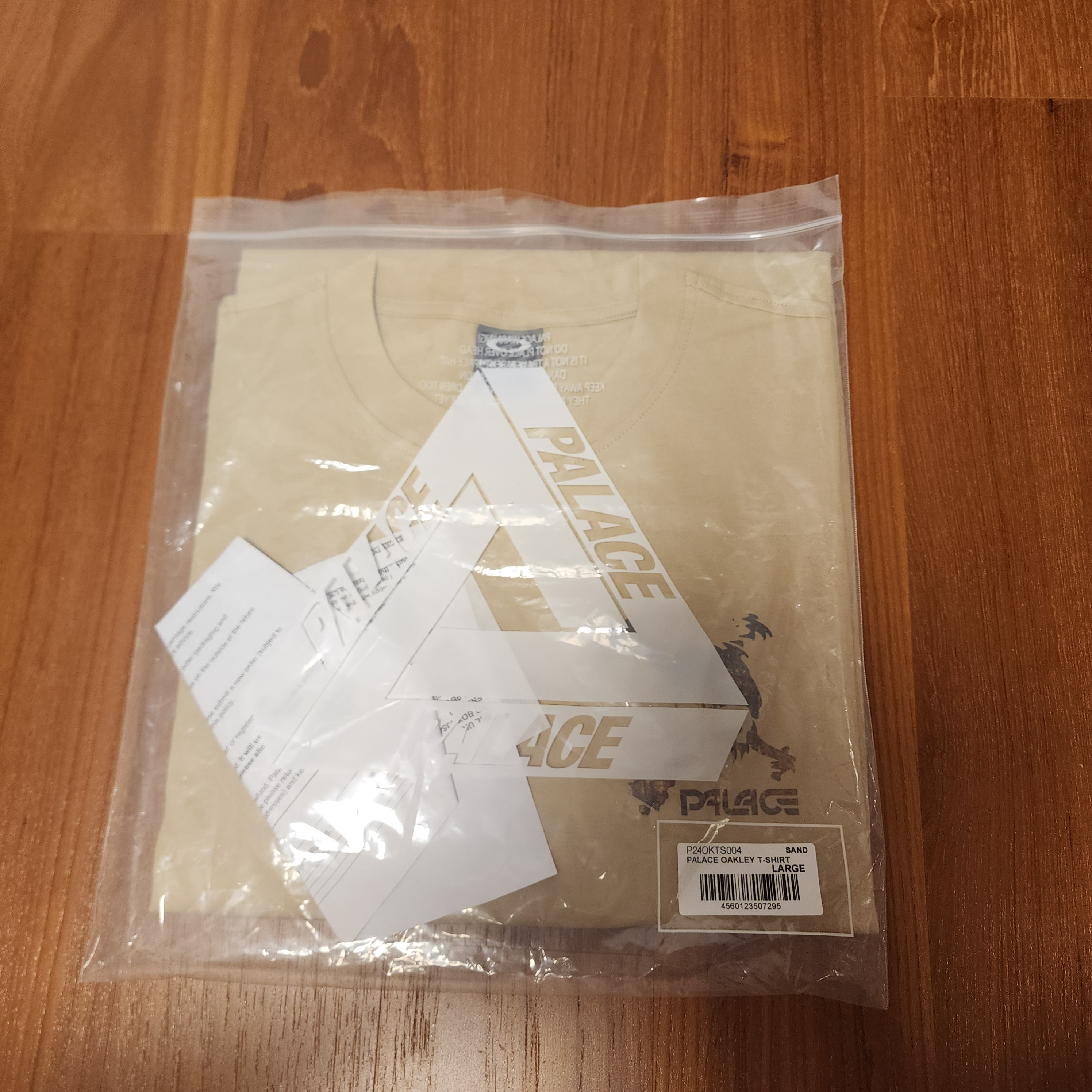 Palace x Oakley T-Shirt Sand - 23SS 착용 스타일 - 5