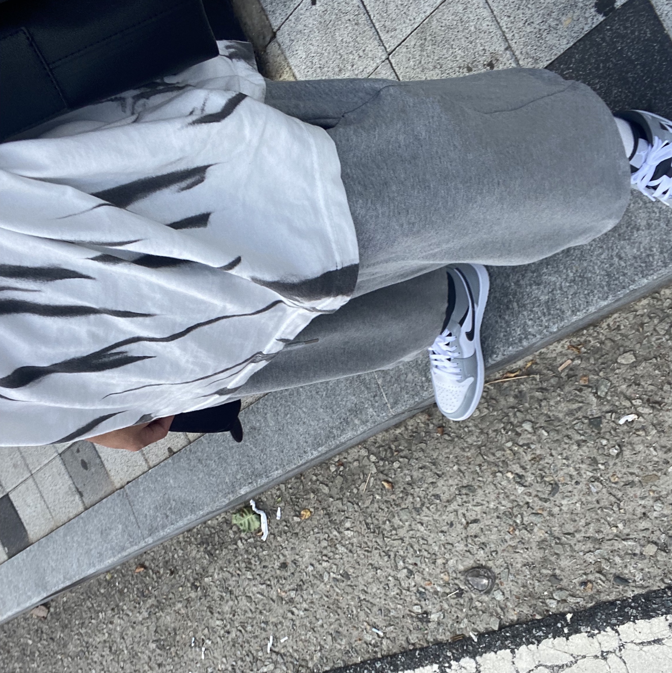 Jordan 1 Mid Light Smoke Grey Anthracite 착용 스타일 - 3