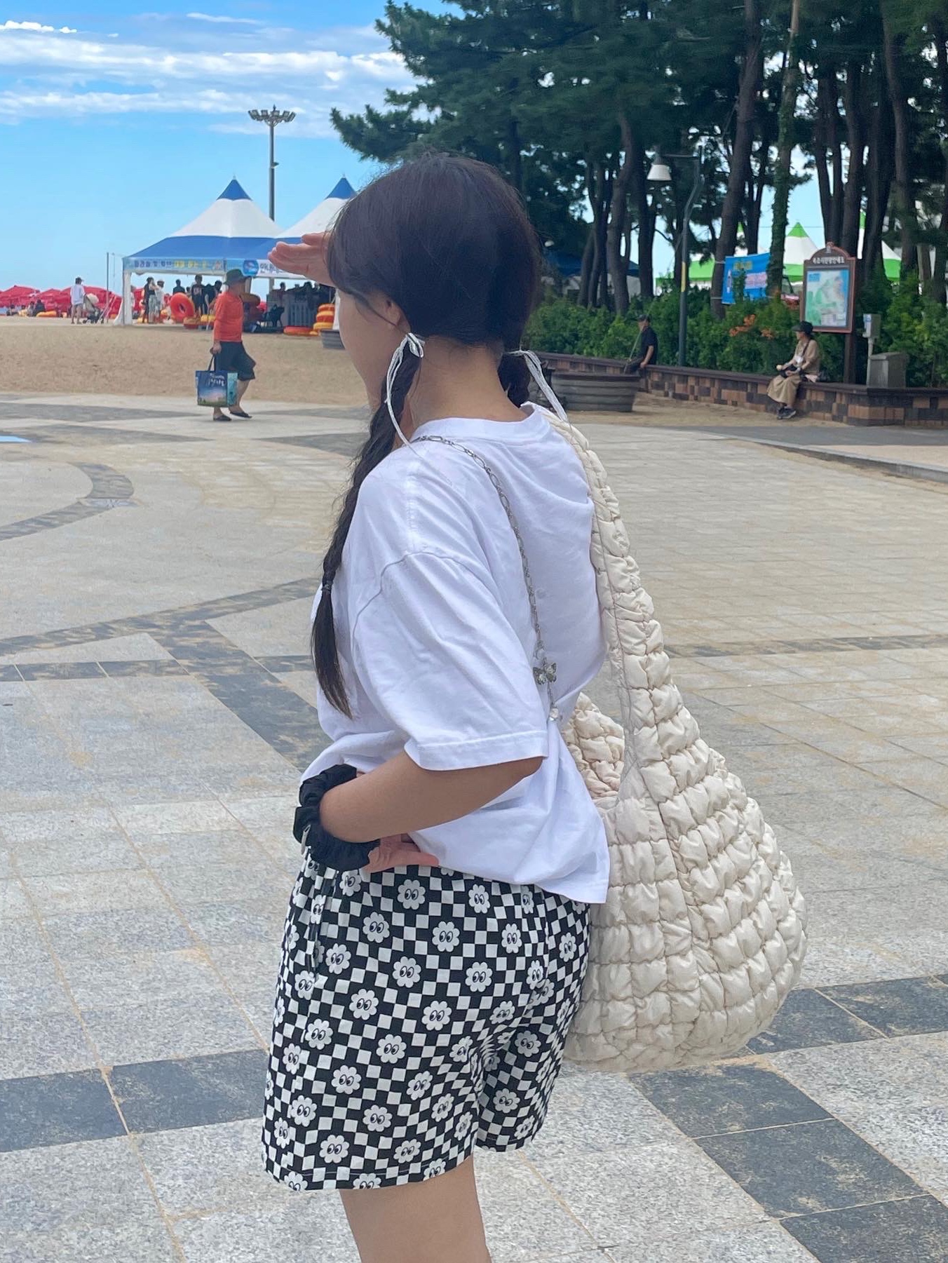 COS Quilted Oversized Shoulder Bag Off White Light Beige 착용 스타일 - 3