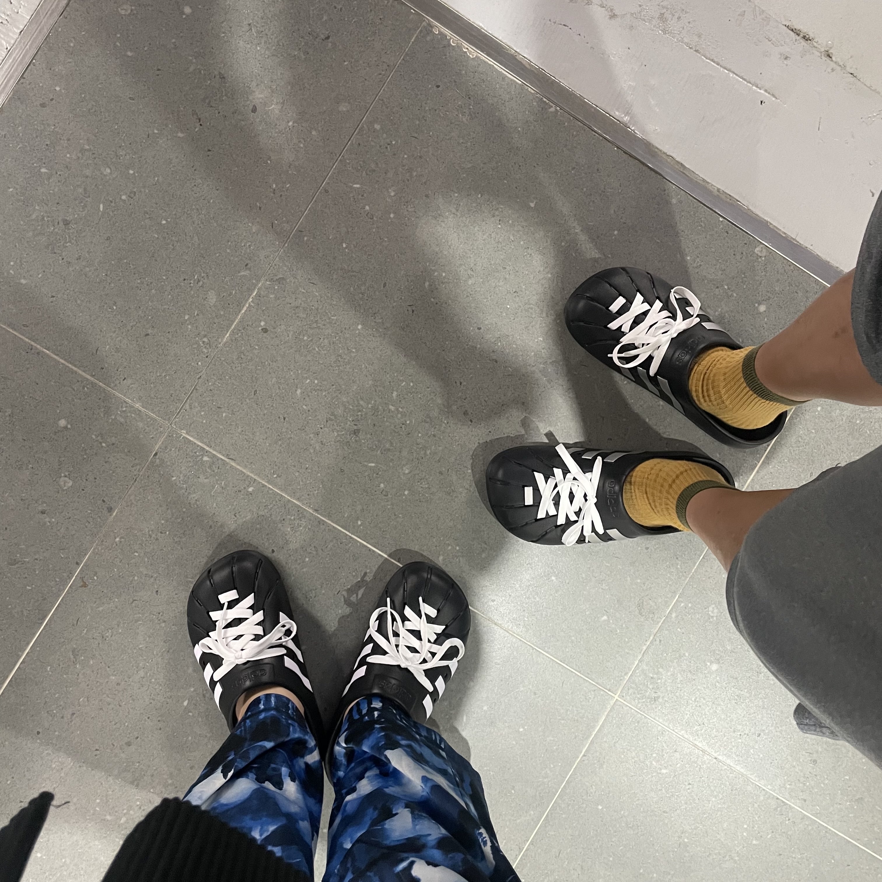 Adidas Adilette Clog Black White 착용 스타일