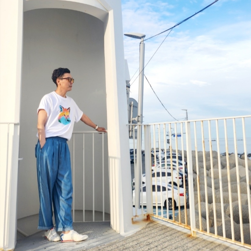 Maison Kitsune Vibrant Fox Head Easy T-Shirt White, Onitsuka Tiger Mexico 66 Slip-On White 착용 스타일