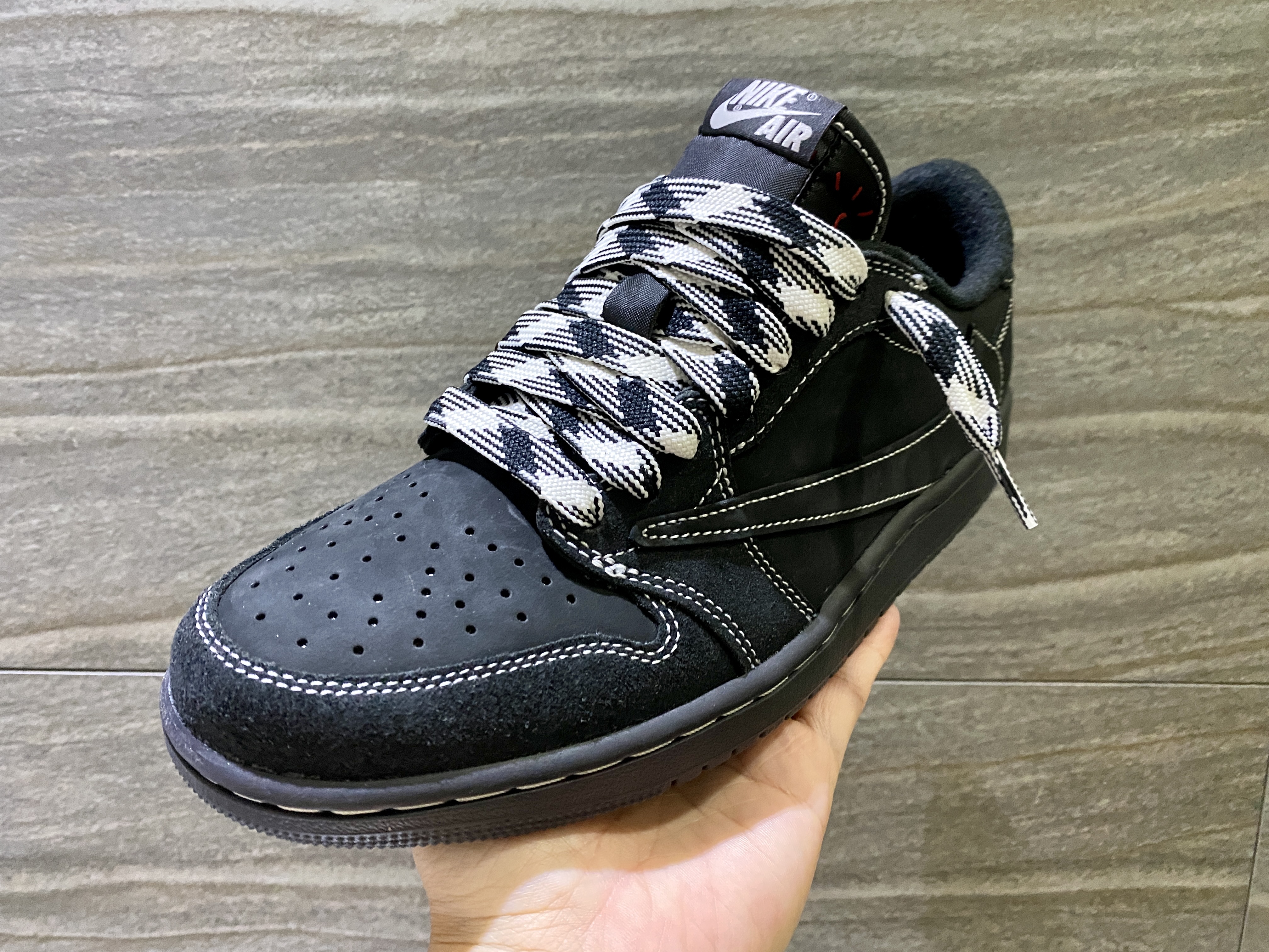 Jordan 1 x Travis Scott Retro Low OG SP Black Phantom 착용 스타일 - 3