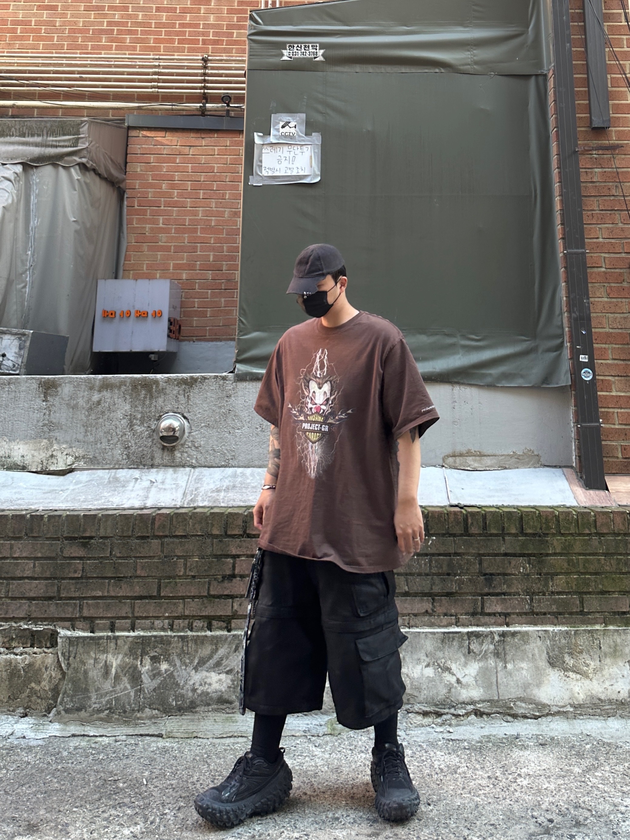 Project G/R Oversized Convertible Cargo Pants Coated Black, Balenciaga Defender Sneakers Black 착용 스타일 - 3