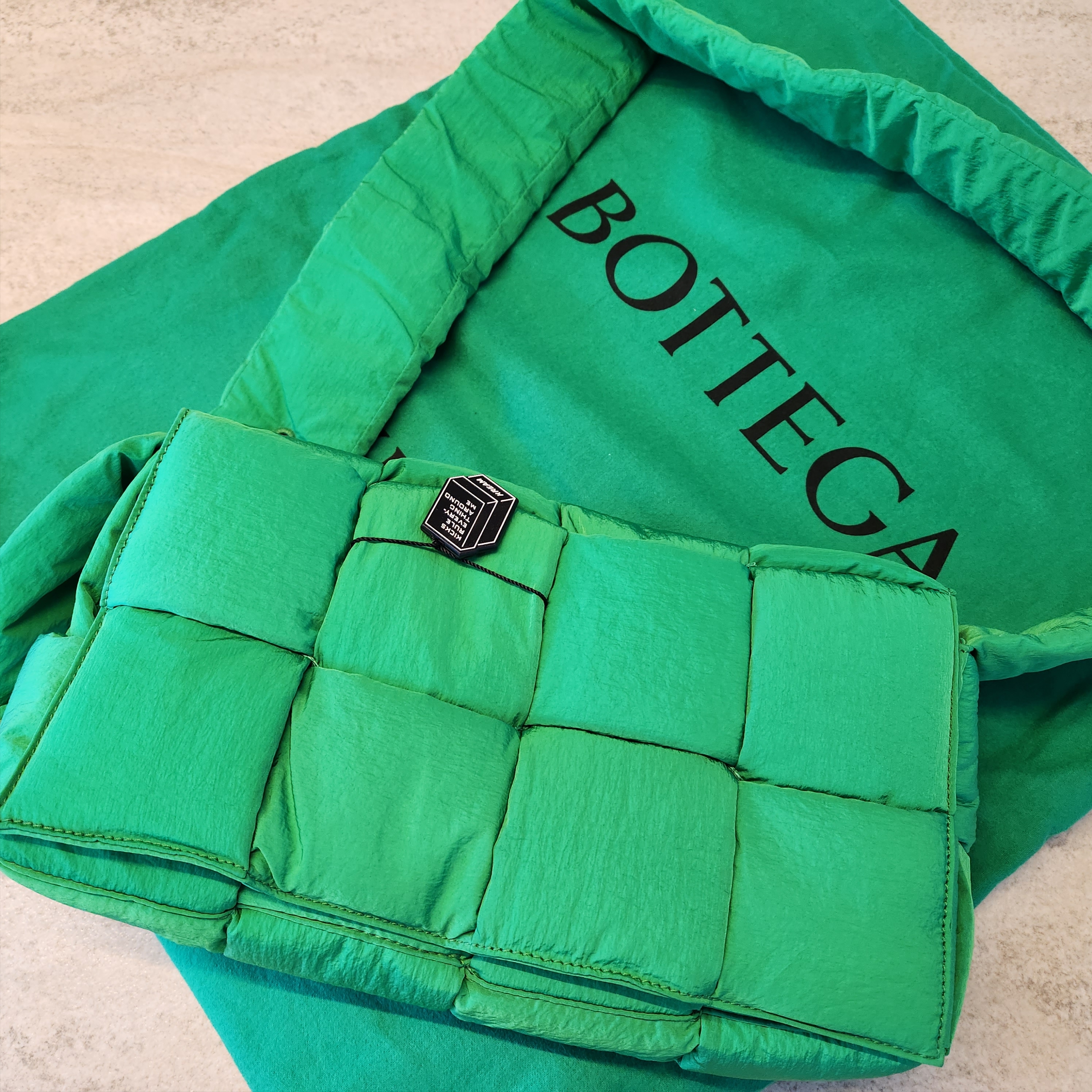 Bottega Veneta Padded Tech Cassette Parakeet 착용 스타일