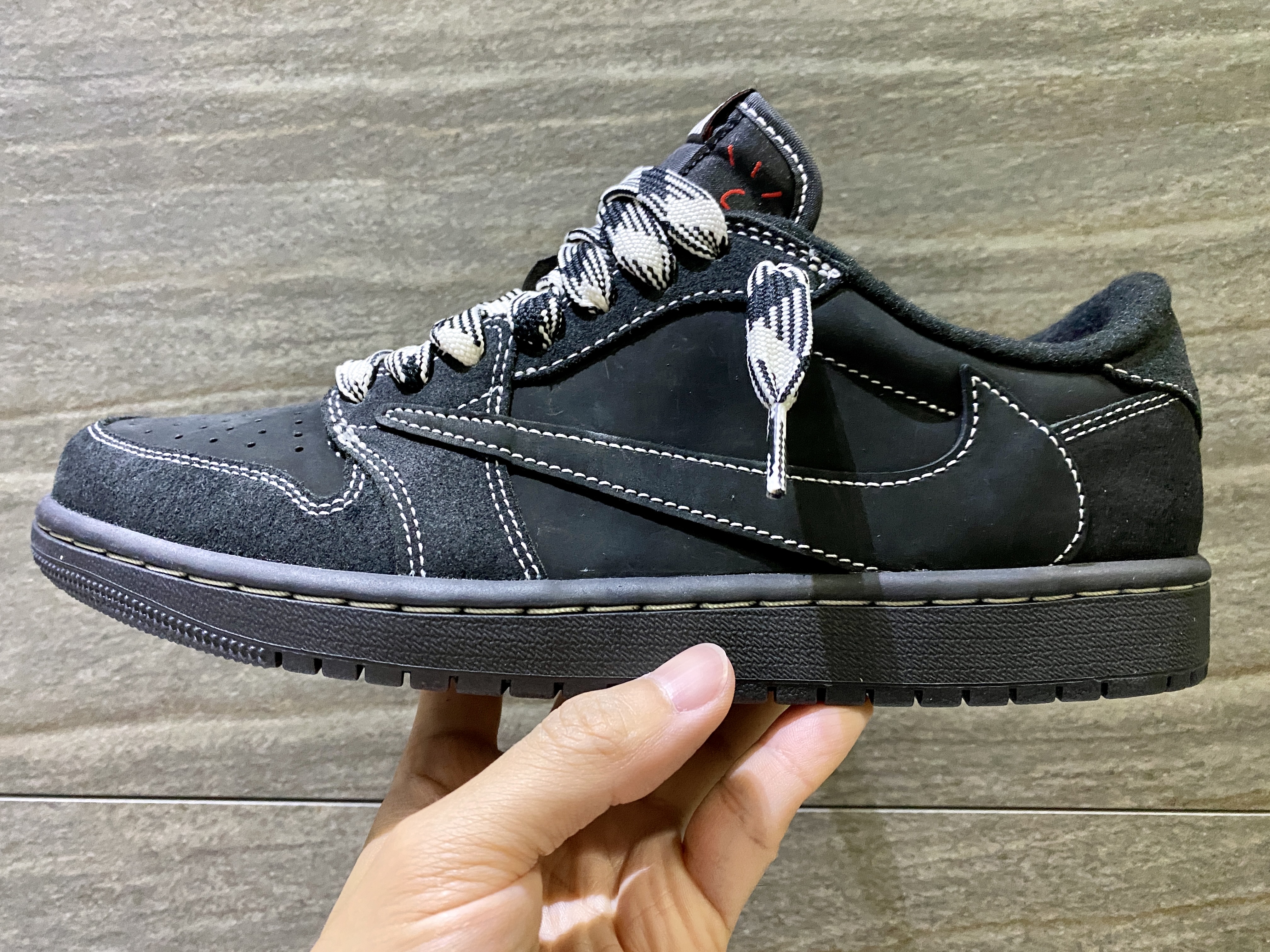 Jordan 1 x Travis Scott Retro Low OG SP Black Phantom 착용 스타일 - 2