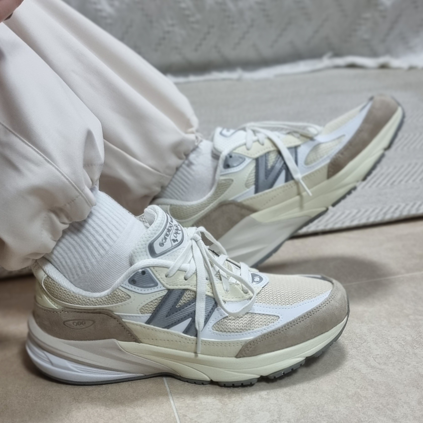 New Balance 990v6 Made in USA Cream Mindful Grey 착용 스타일 - 1