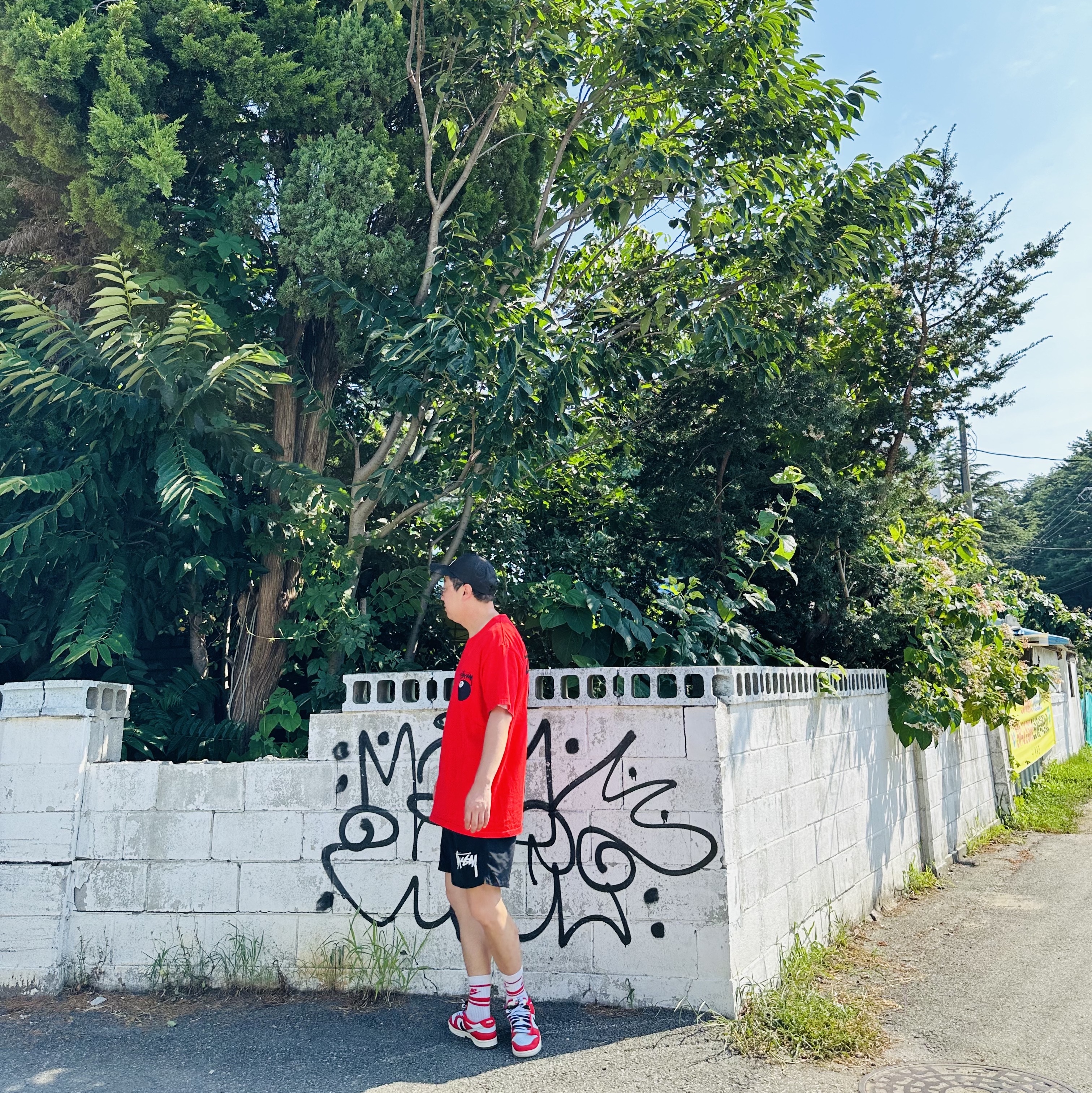 Stussy 8 Ball T-Shirt Red - 22SS, Stussy Big Stock Water Shorts Black 착용 스타일 - 3