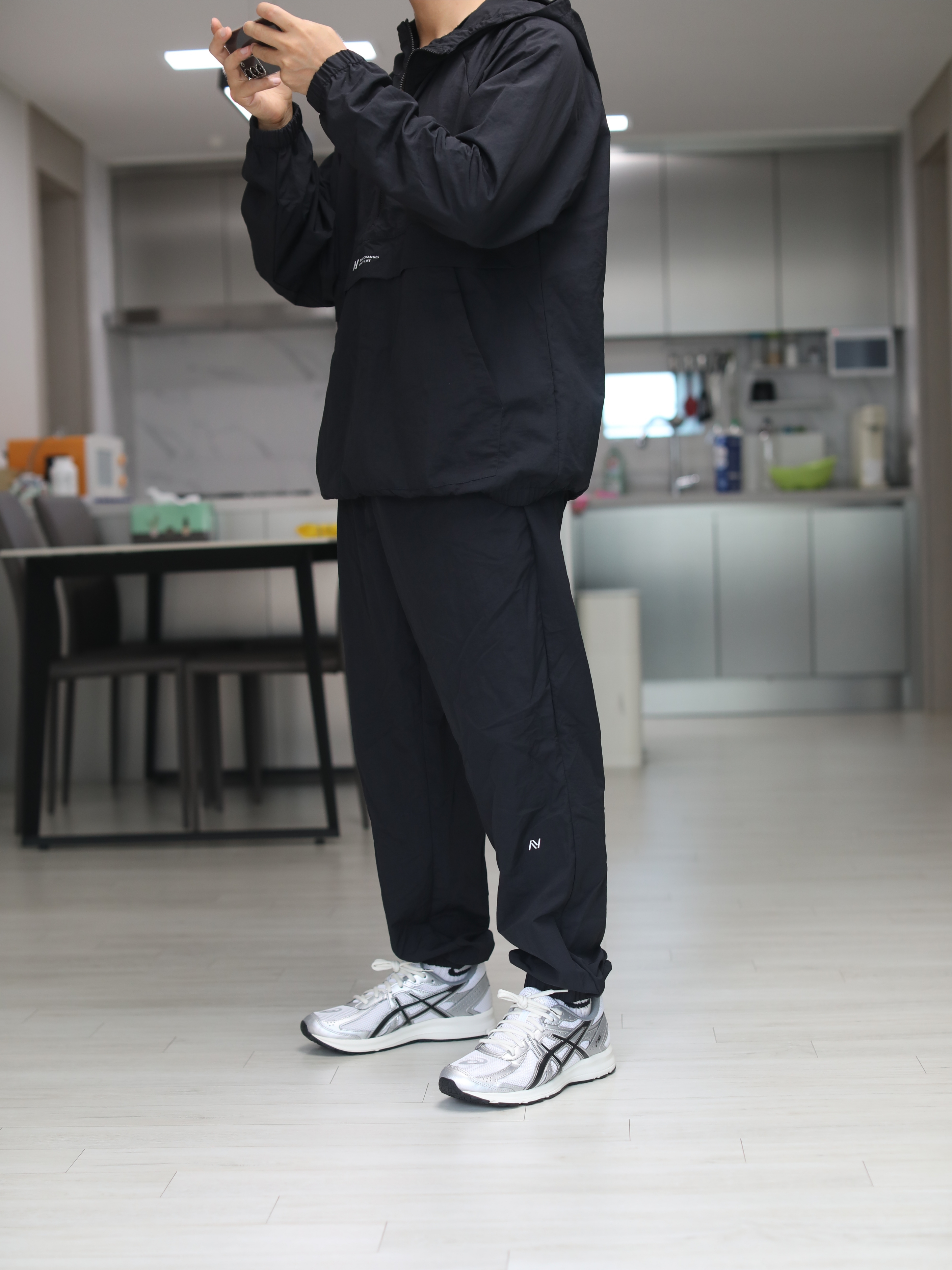 Asics Jog 100 S White Black - 2E Wide 착용 스타일