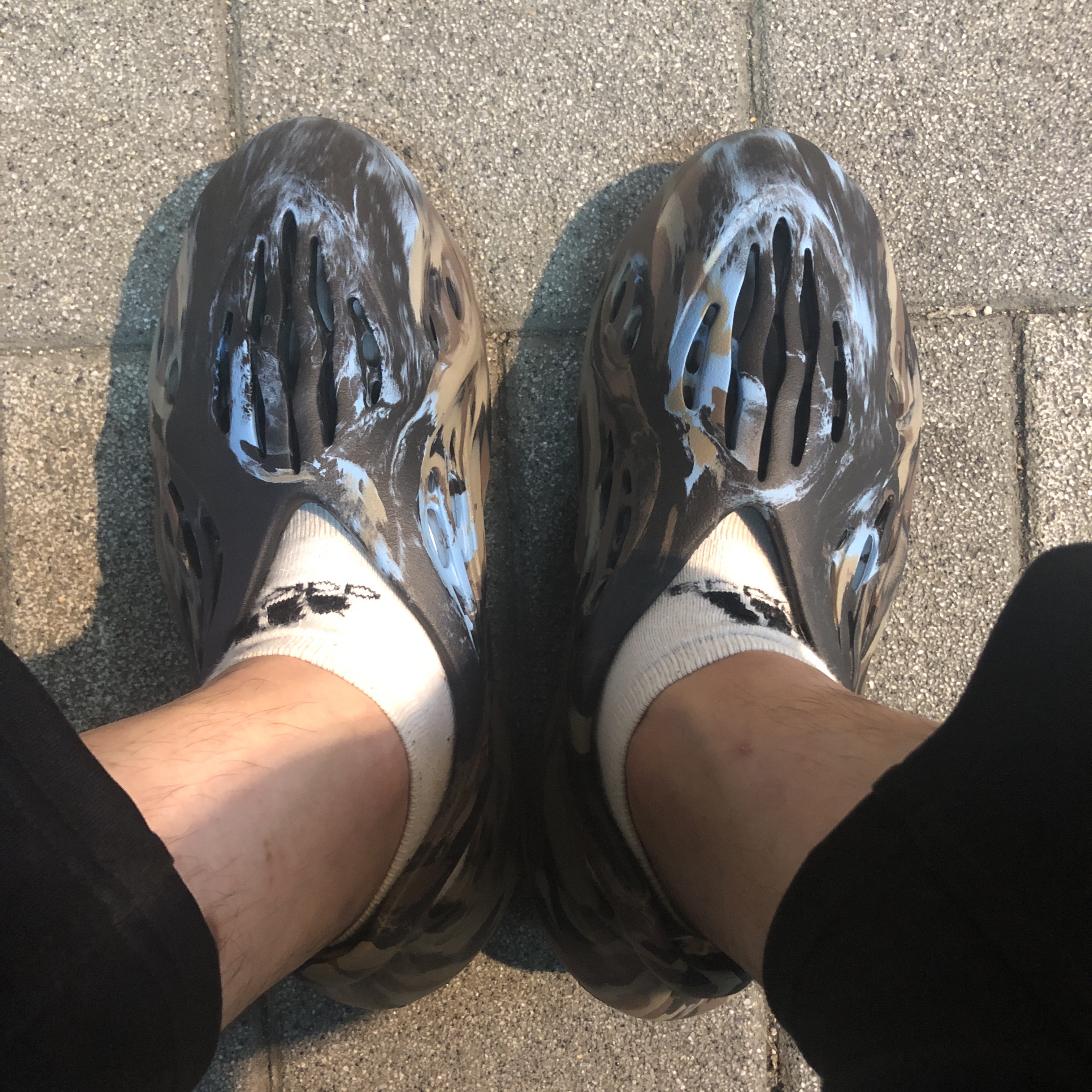 Adidas Yeezy Foam RNNR MX Cinder 착용 스타일 - 1