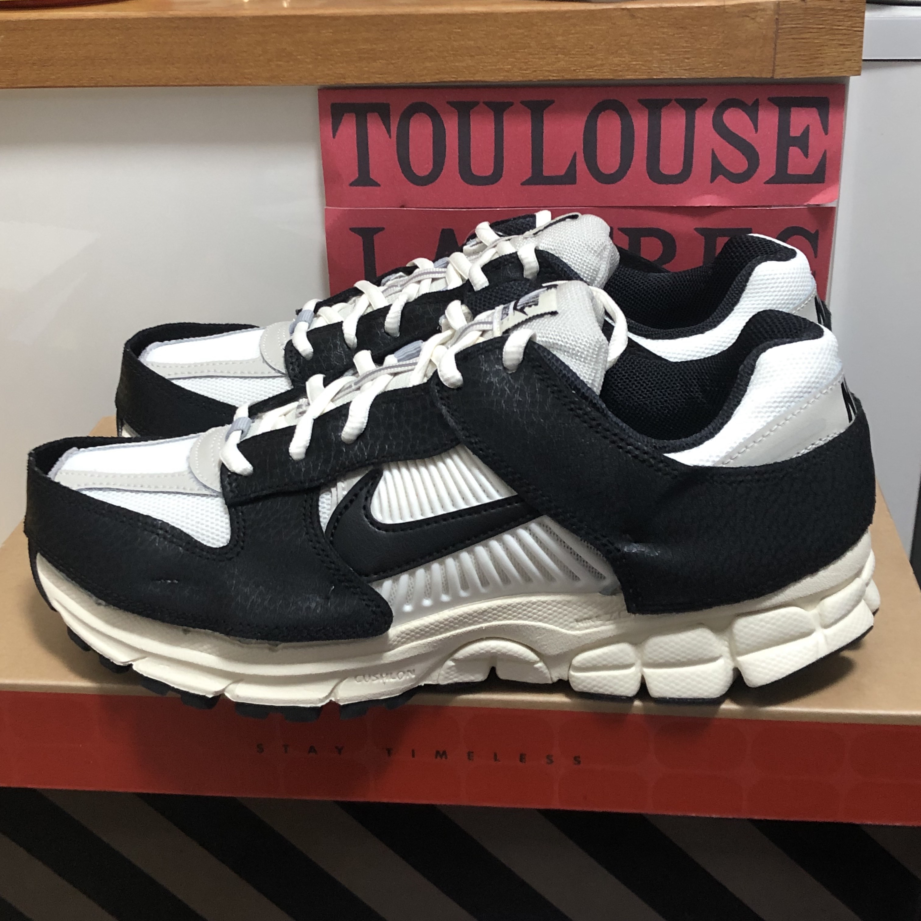 (W) Nike Zoom Vomero 5 Wolf Grey and Black 착용 스타일