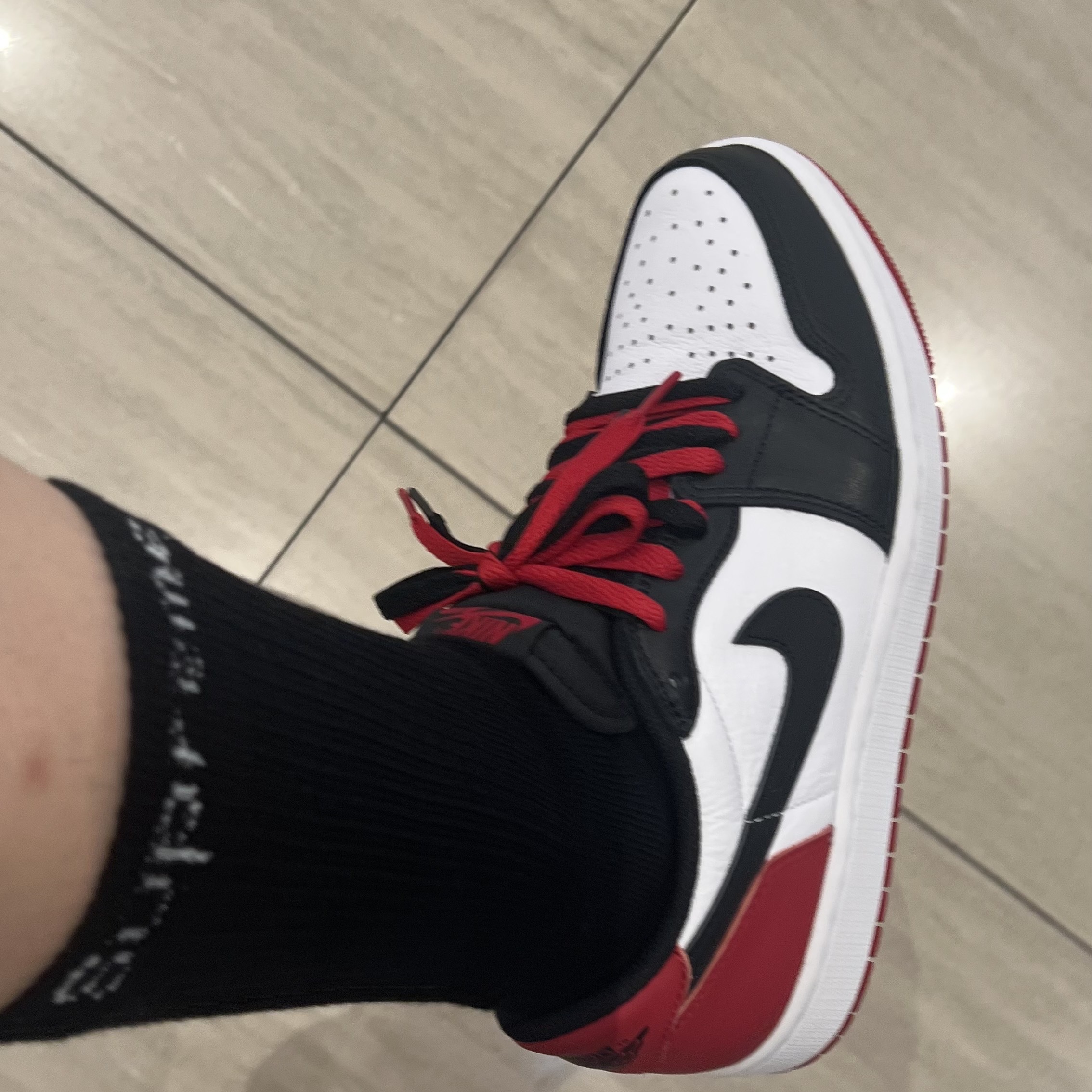 Jordan 1 Retro Low OG Black Toe 착용 스타일 - 2