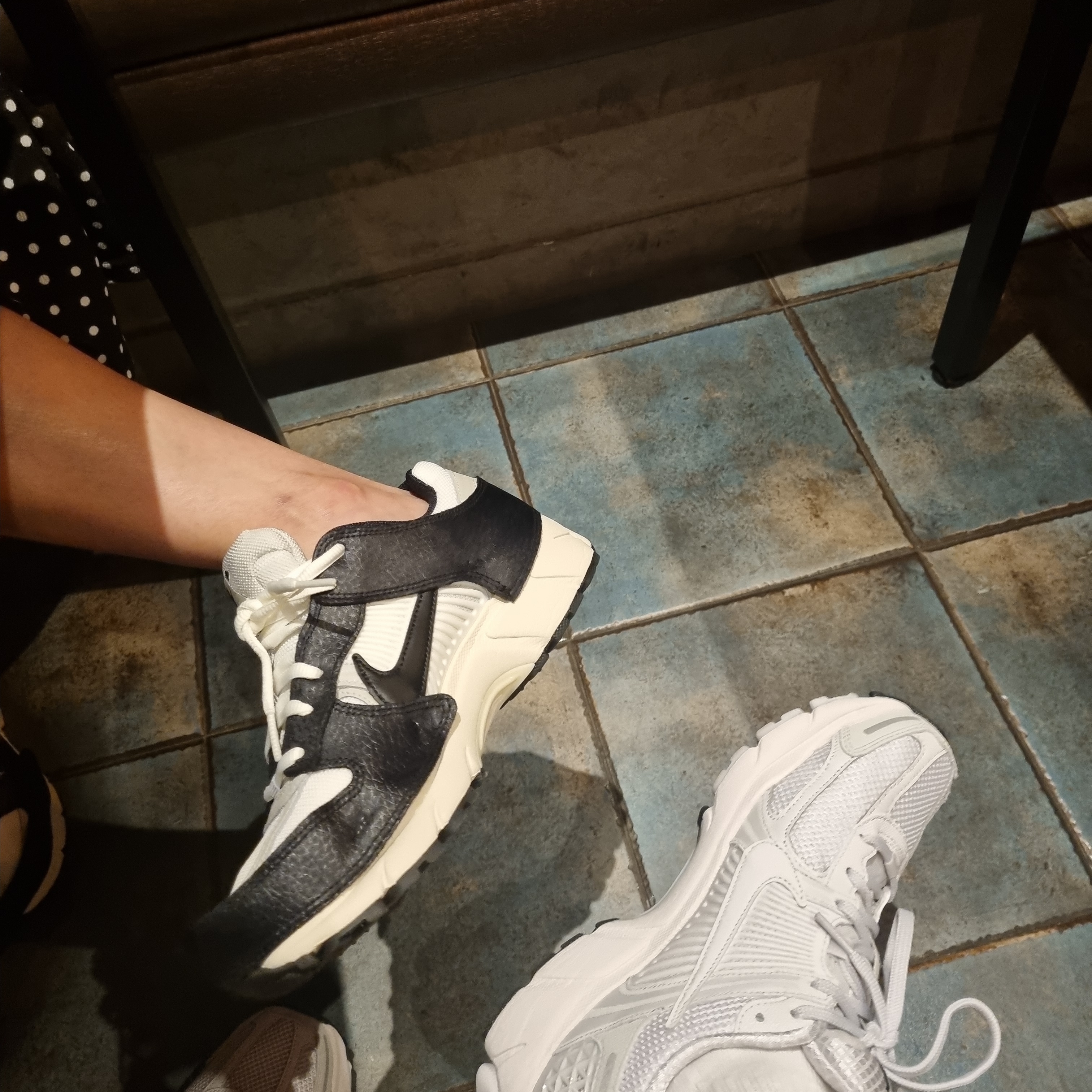 Nike Zoom Vomero 5 SP Vast Grey 2023, (W) Nike Zoom Vomero 5 Wolf Grey and Black 착용 스타일