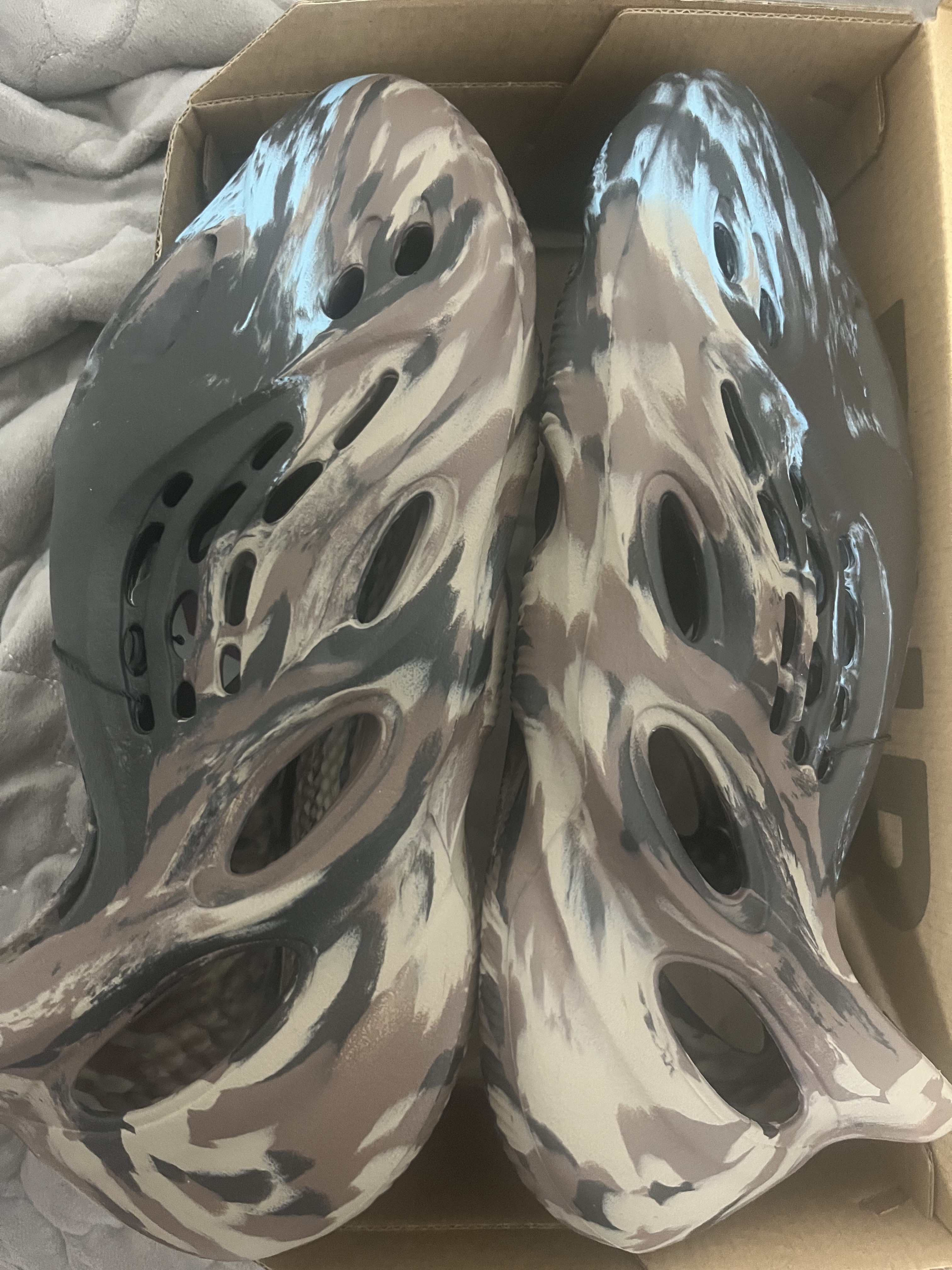 Adidas Yeezy Foam RNNR MX Cinder 착용 스타일