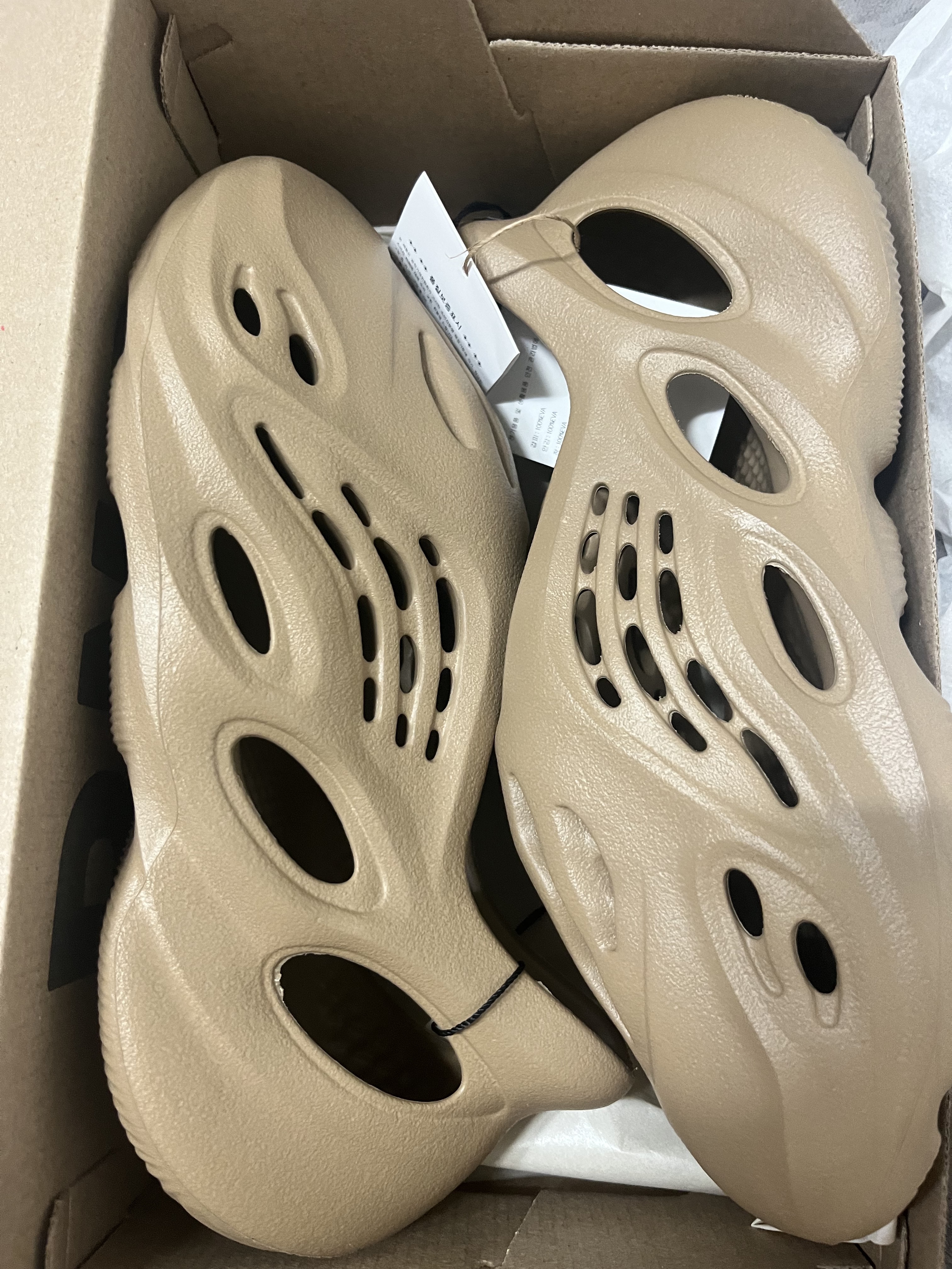 Adidas Yeezy Foam RNNR Clay Taupe 착용 스타일