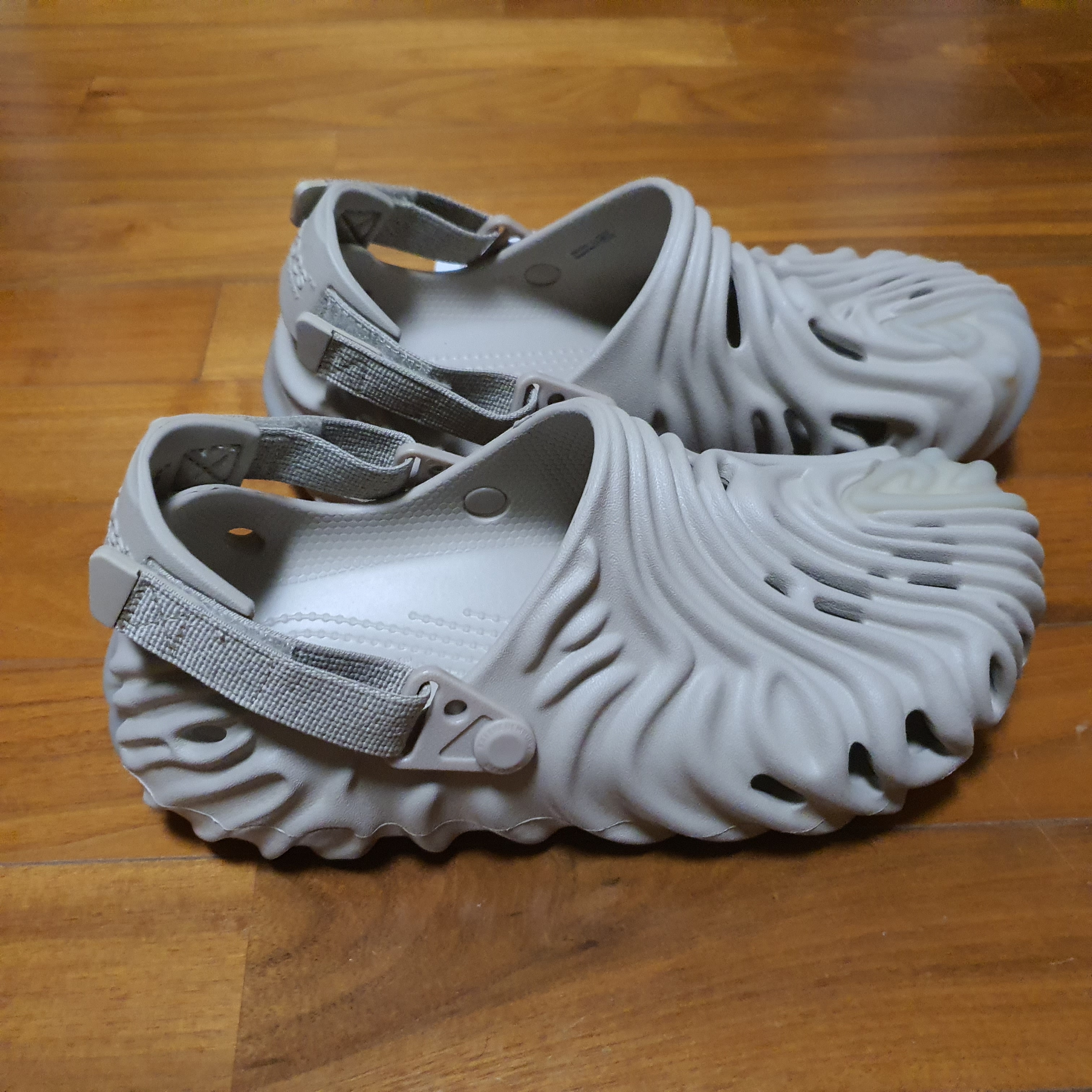 Crocs x Salehe Bembury Pollex Clog Horchata 착용 스타일