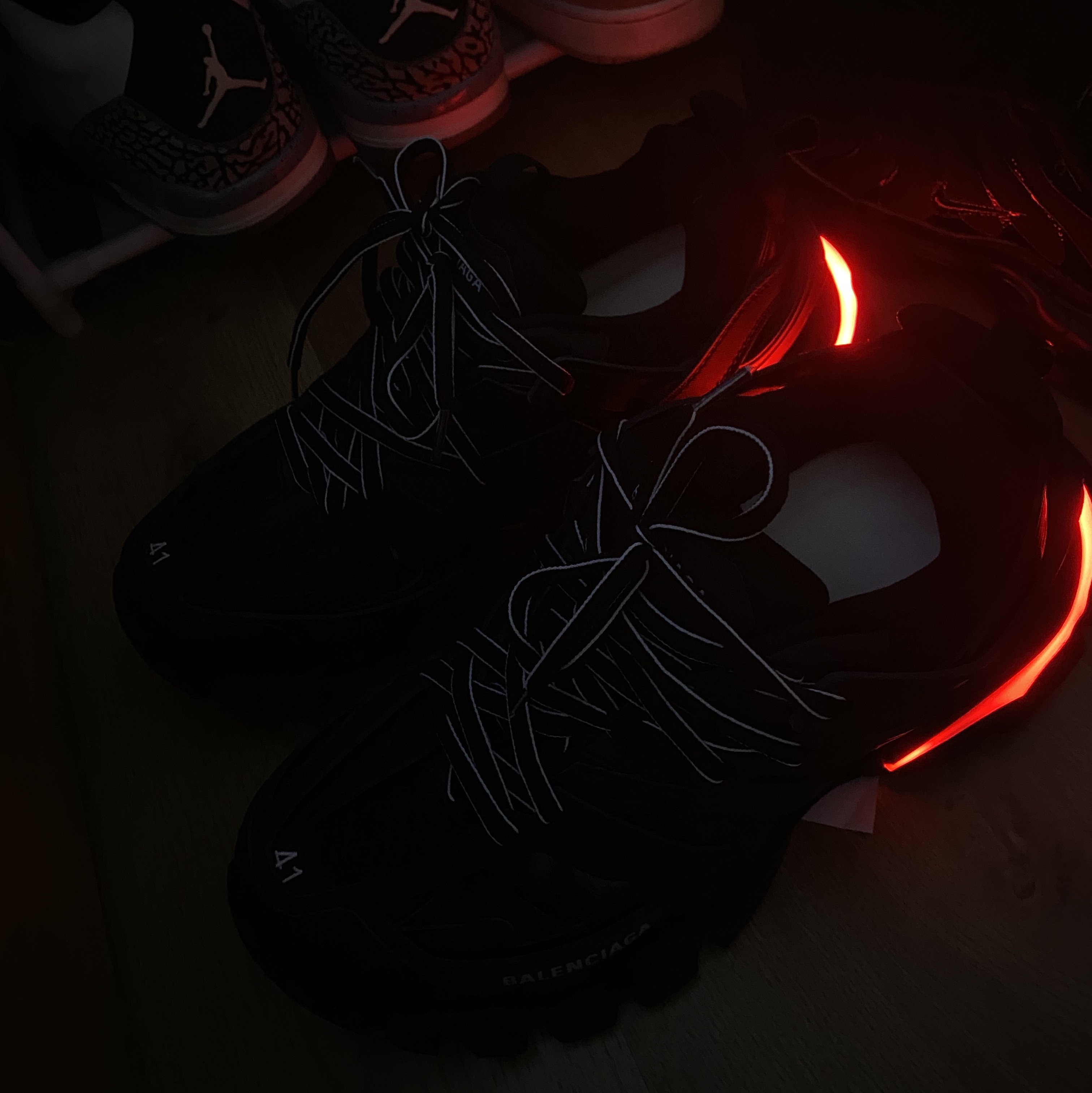 Balenciaga Track LED Sneakers Black, Jordan 4 Retro OG White Cement 2016 착용 스타일 - 2