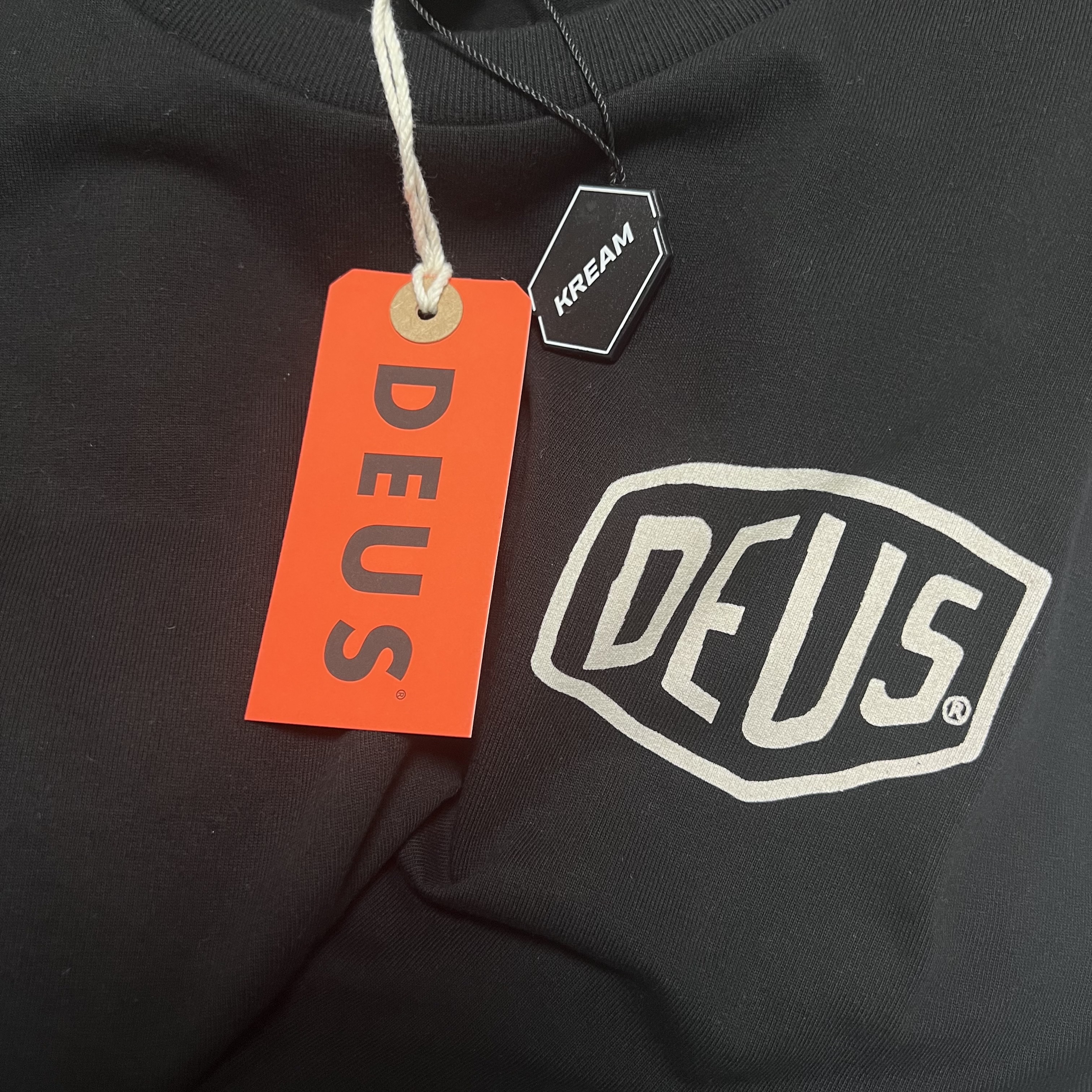 Deus Ex Machina Seoul College T-Shirt Black 착용 스타일 - 1