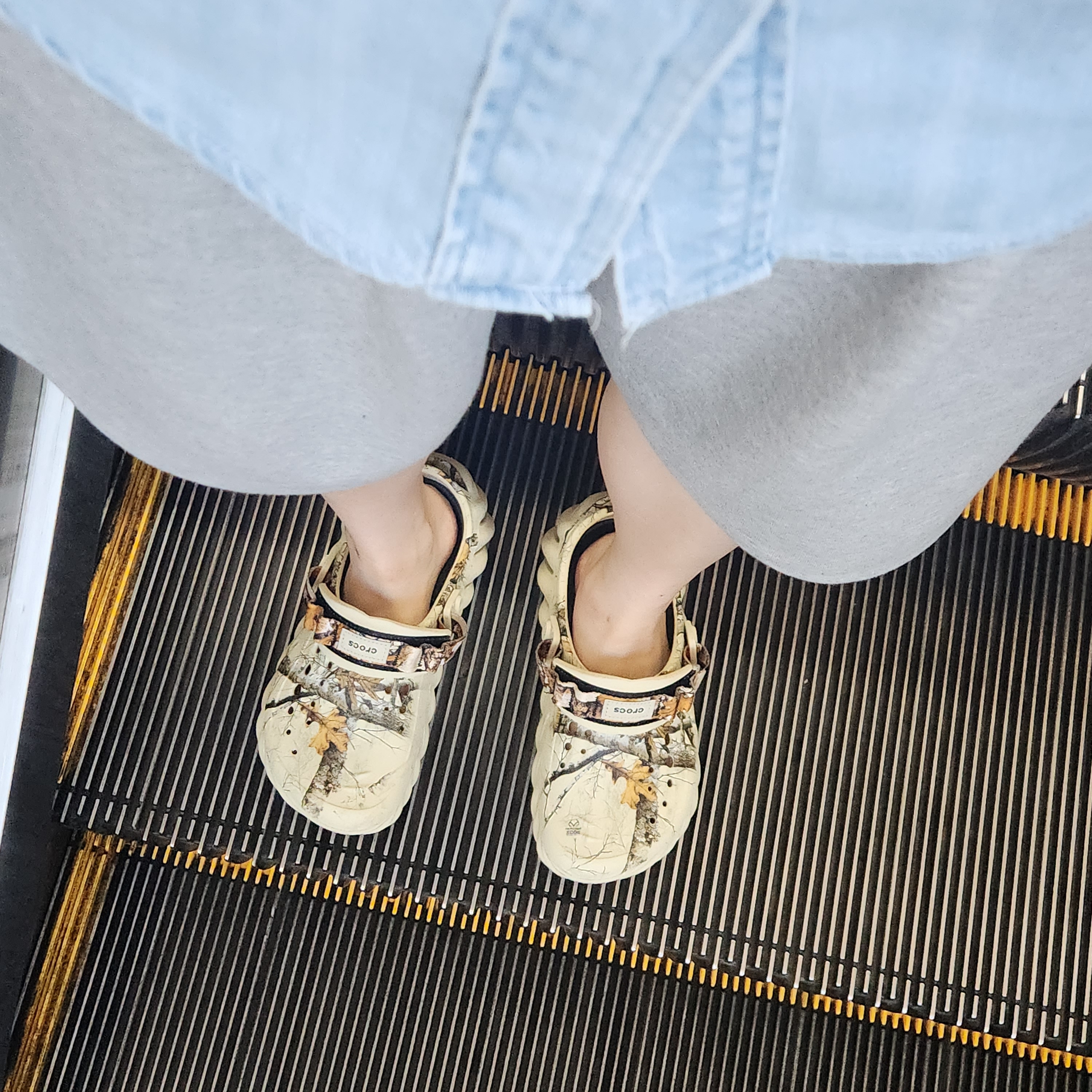 Crocs Echo Clog Real Tree Bone 착용 스타일