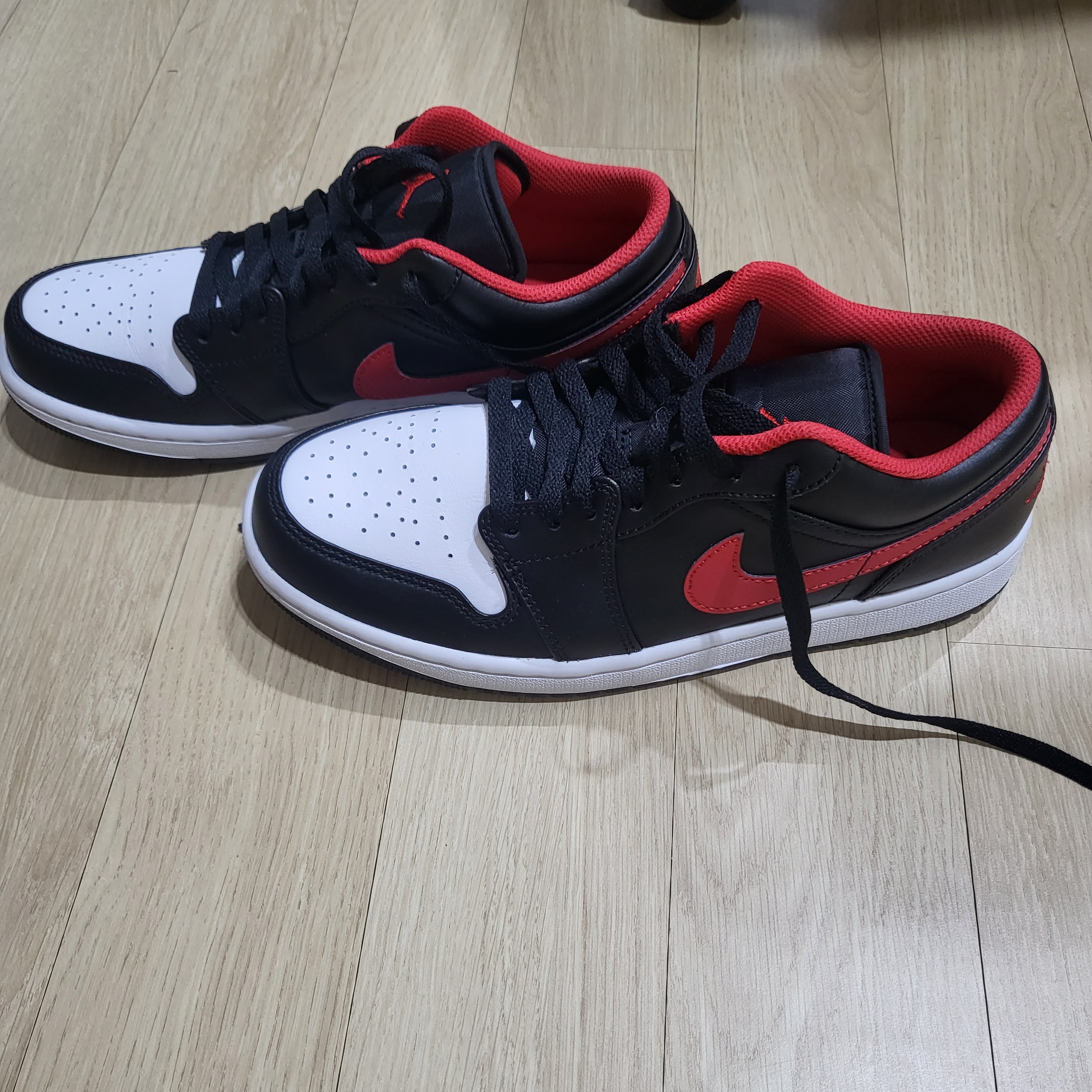 Jordan 1 Low Black Fire Red 착용 스타일 - 4