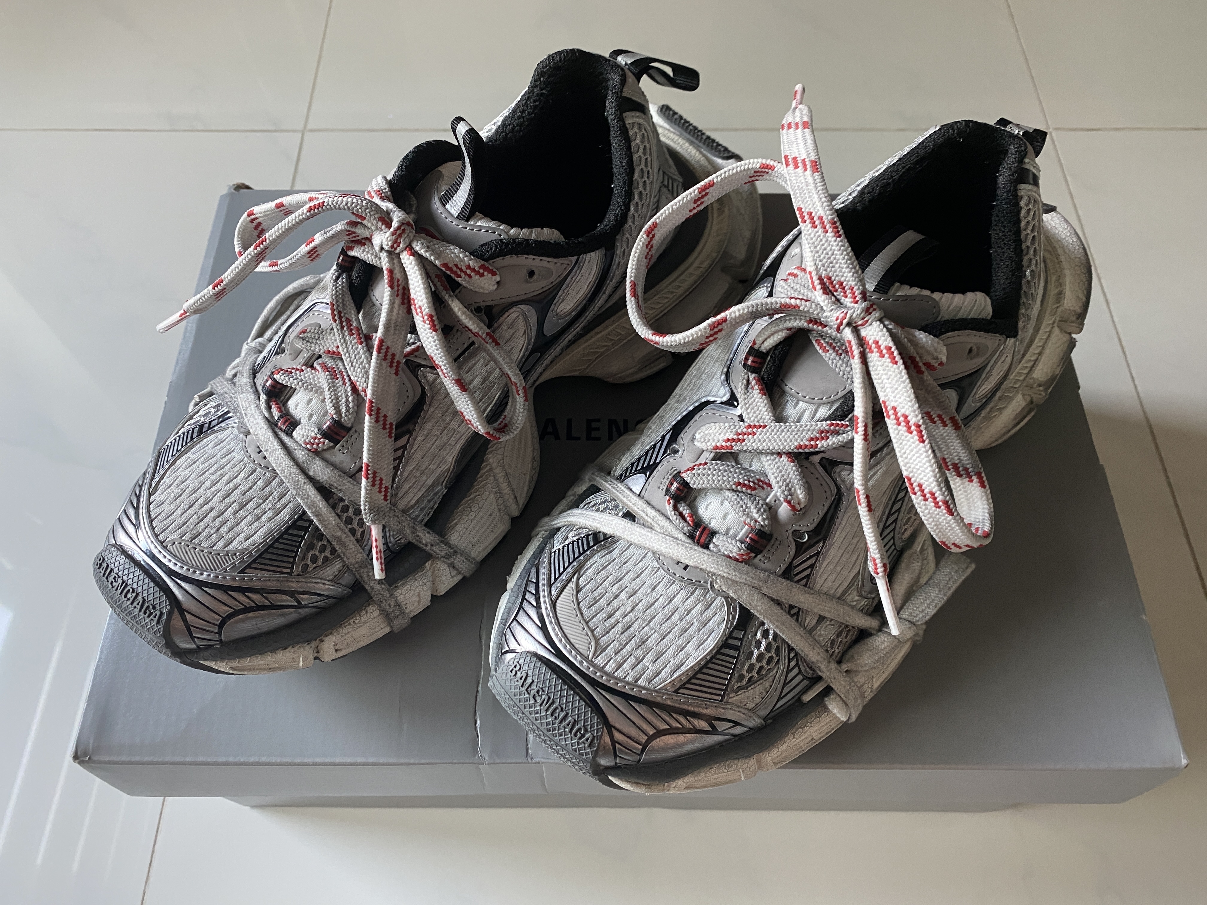 Balenciaga 3XL Sneakers Grey White Red 착용 스타일