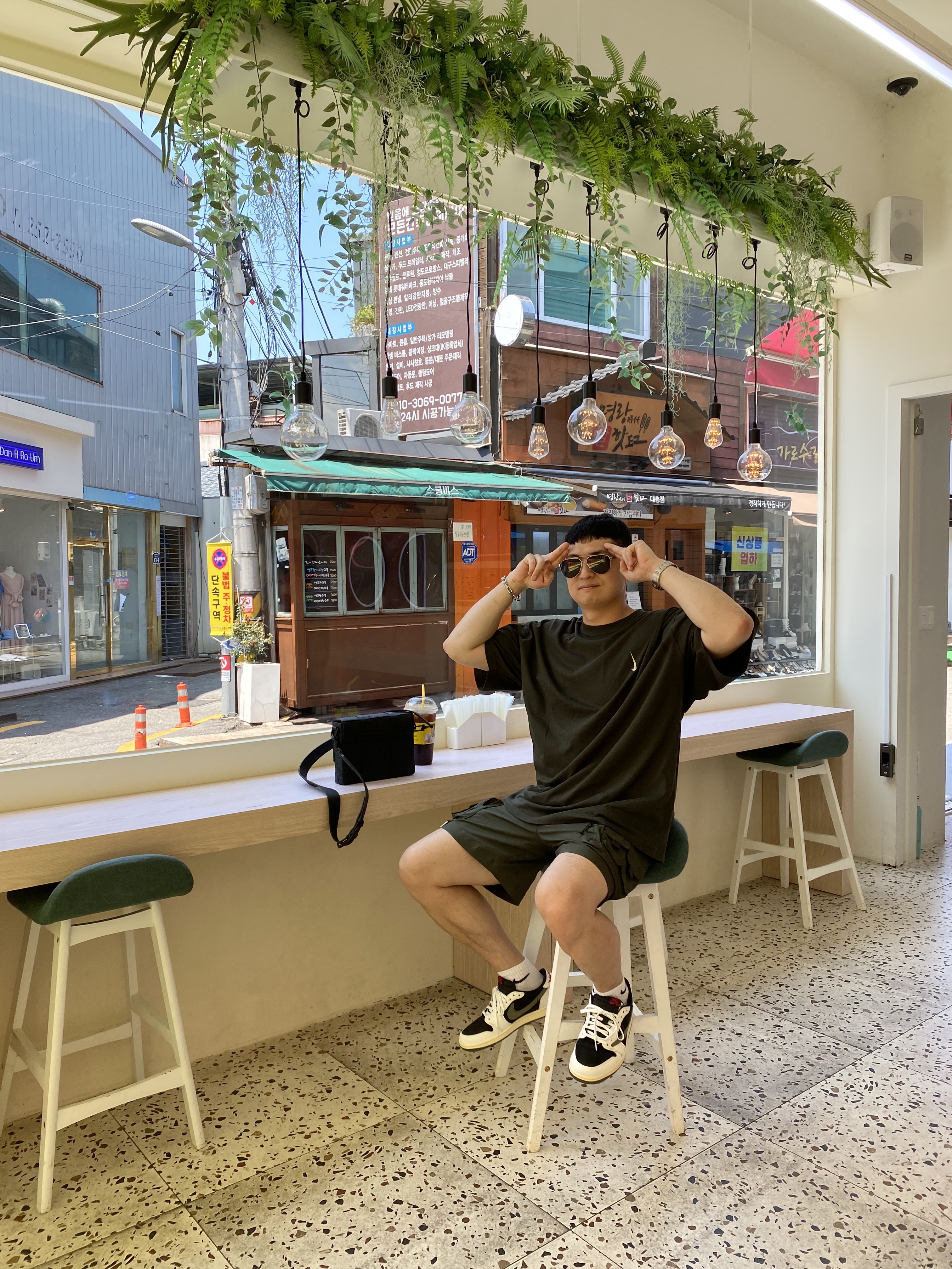 (W) Jordan 1 x Travis Scott Retro Low OG SP Medium Olive, Nike x Billie Eilish NRG T-Shirt Sequoia - US/EU 착용 스타일