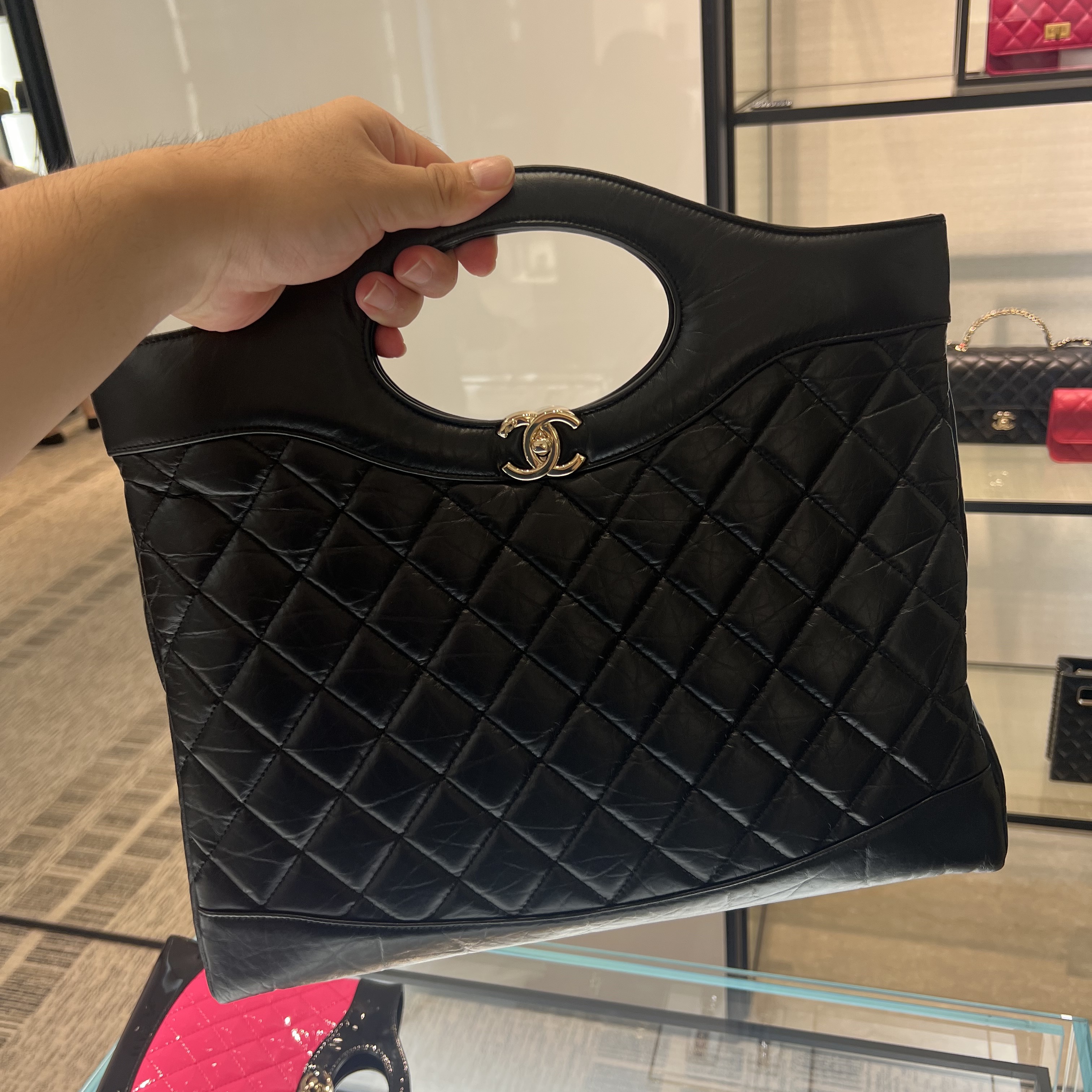 Chanel 31 Mini Shopping Bag Shiny Crumpled Calfskin & Gold Black 착용 스타일