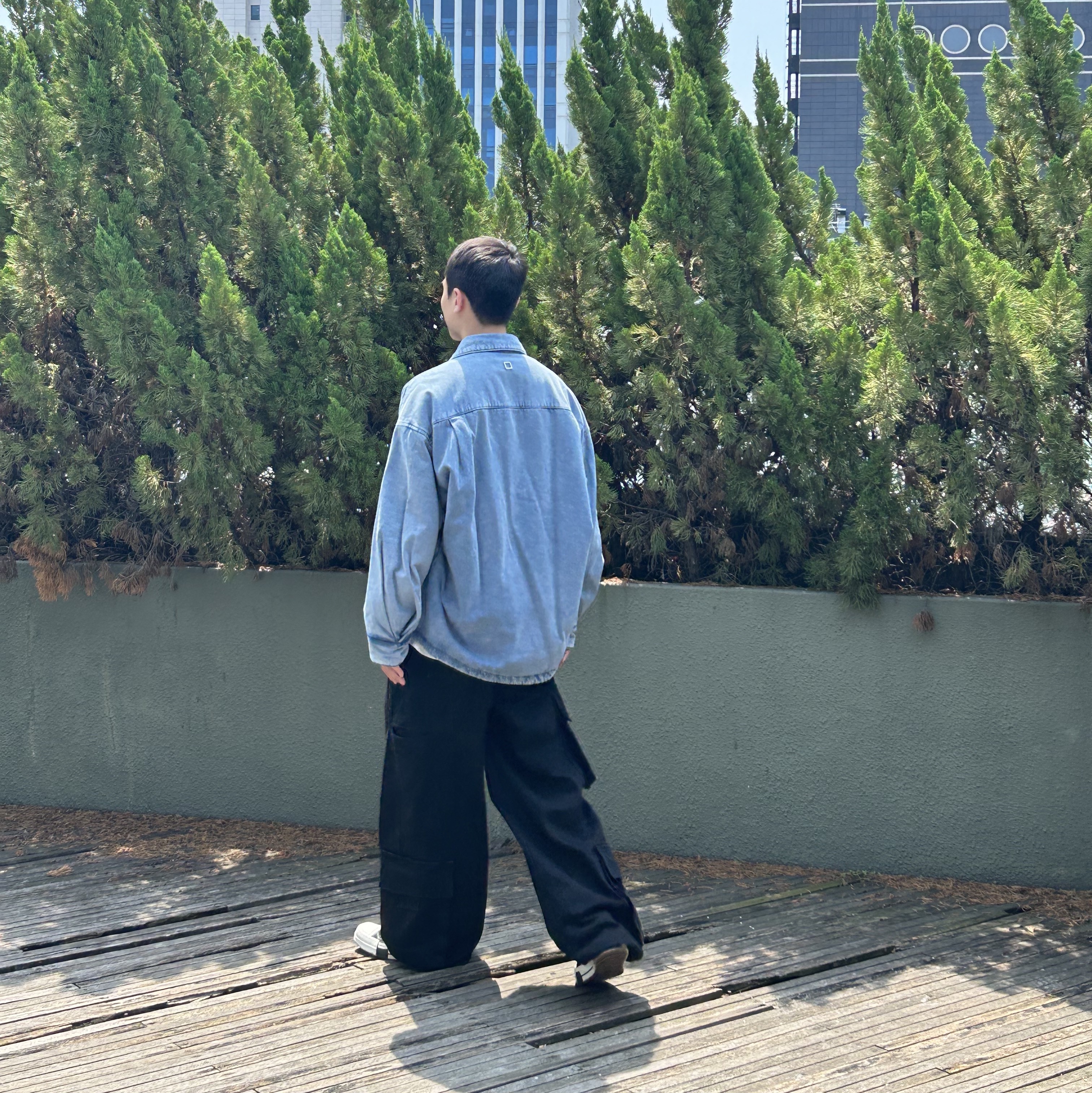 Wooyoungmi Cotton Back Logo Shirt Blue - 23SS, Wooyoungmi Wide Cargo Pants Black - 22FW 착용 스타일 - 2