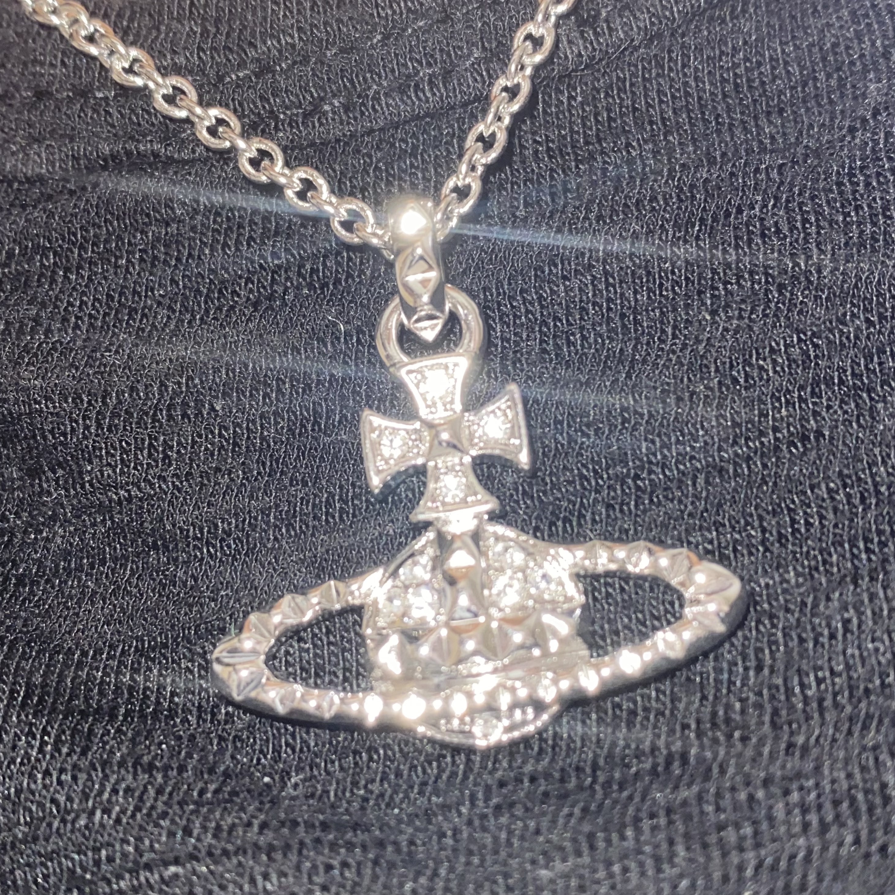 Vivienne Westwood Mayfair Bas Relief Pendant Silver 착용 스타일 - 2