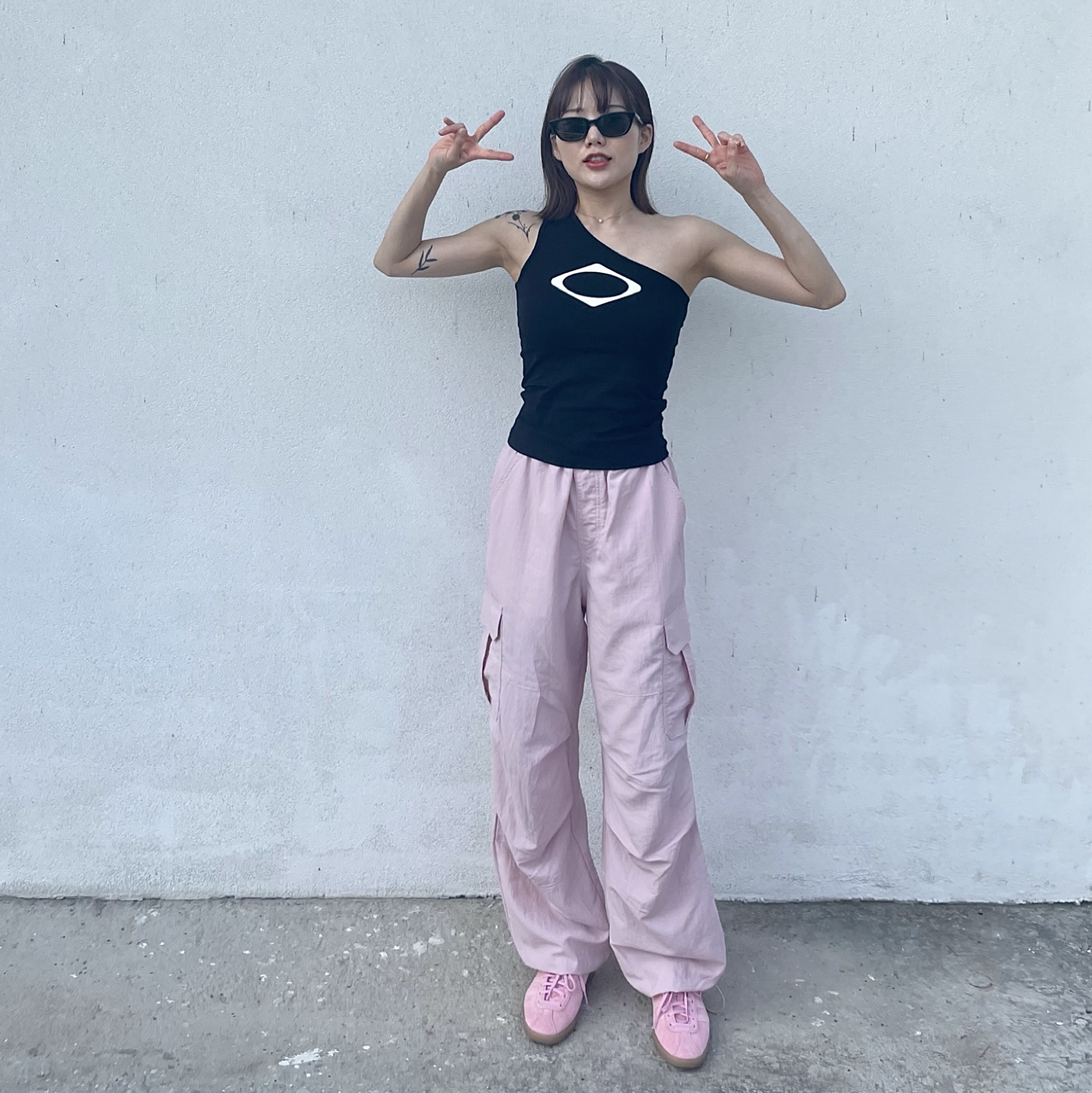 Adidas Bermuda Glow Pink, (W) Mischief Rhombus One Shoulder Top Black 착용 스타일 - 2