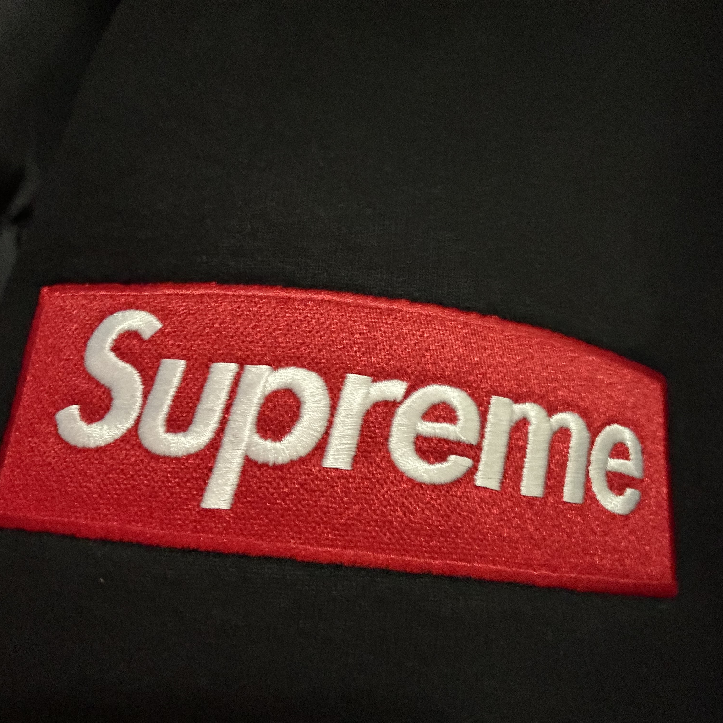 Supreme Box Logo Crewneck Cardinal - 22FW, Supreme Box Logo Crewneck Dark Pine - 22FW 착용 스타일 - 4