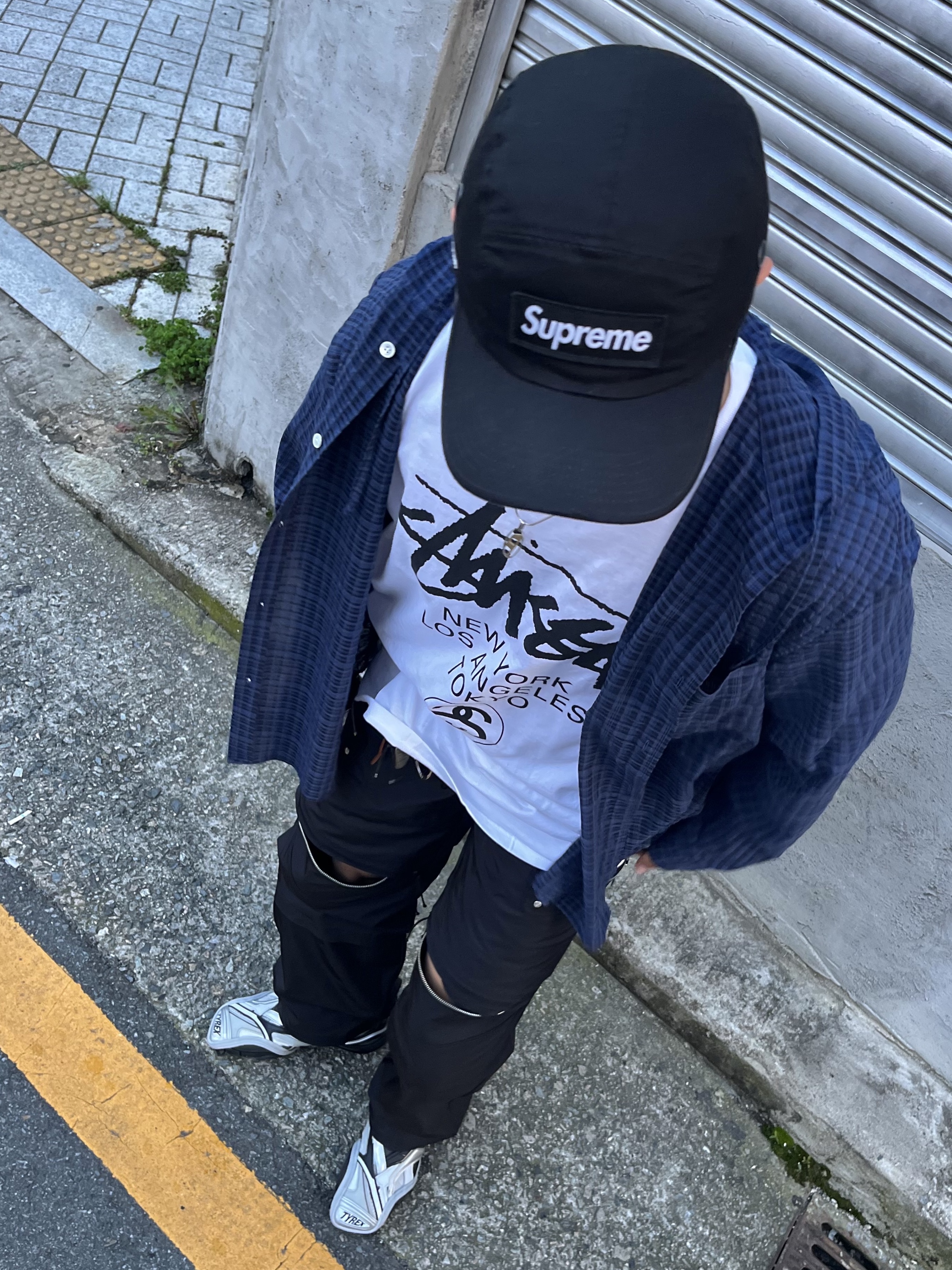 Stussy World Tour T-Shirt White, Supreme Military Camp Cap Black - 22SS 착용 스타일 - 1