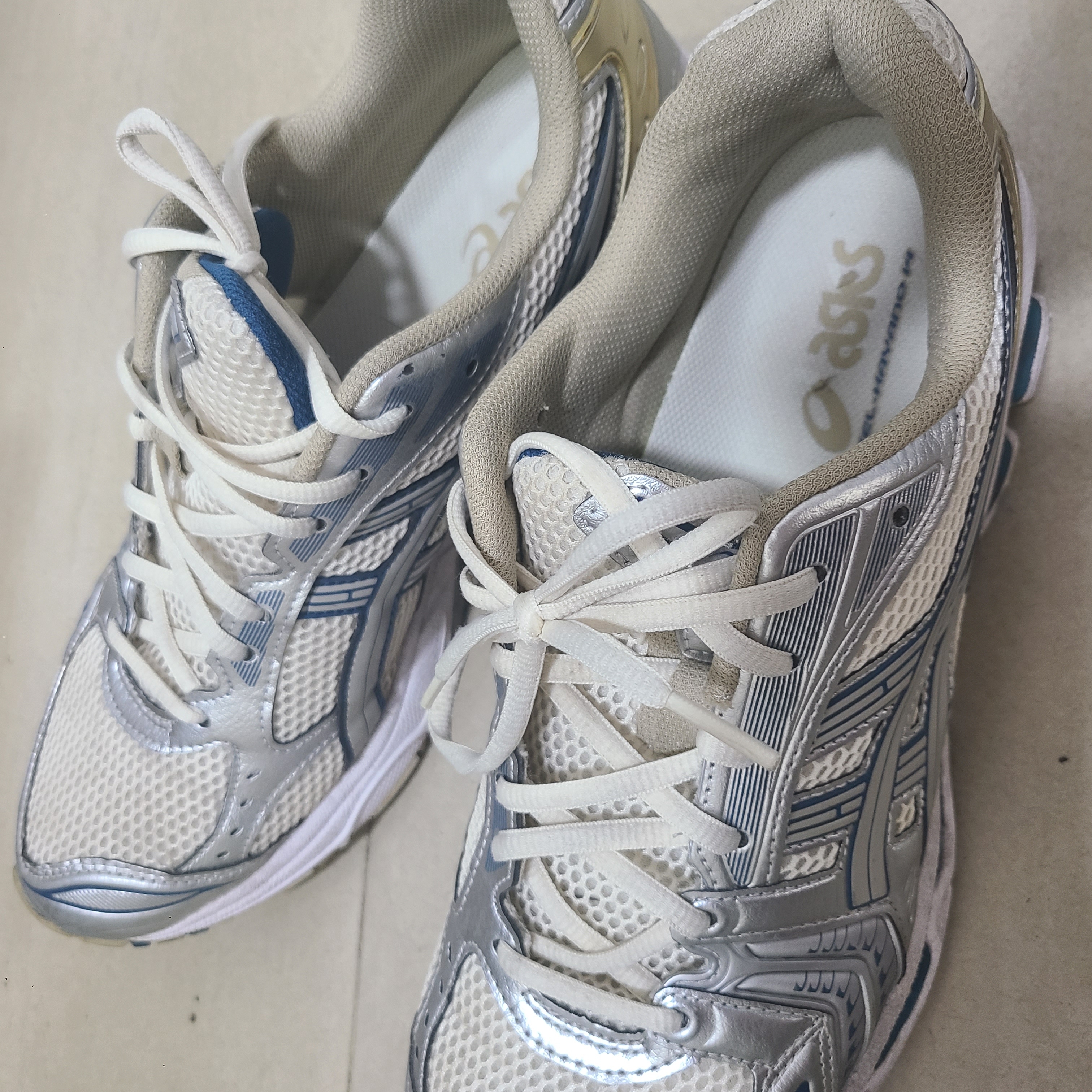 Asics Gel-Kayano 14 Cream Pure Silver 착용 스타일