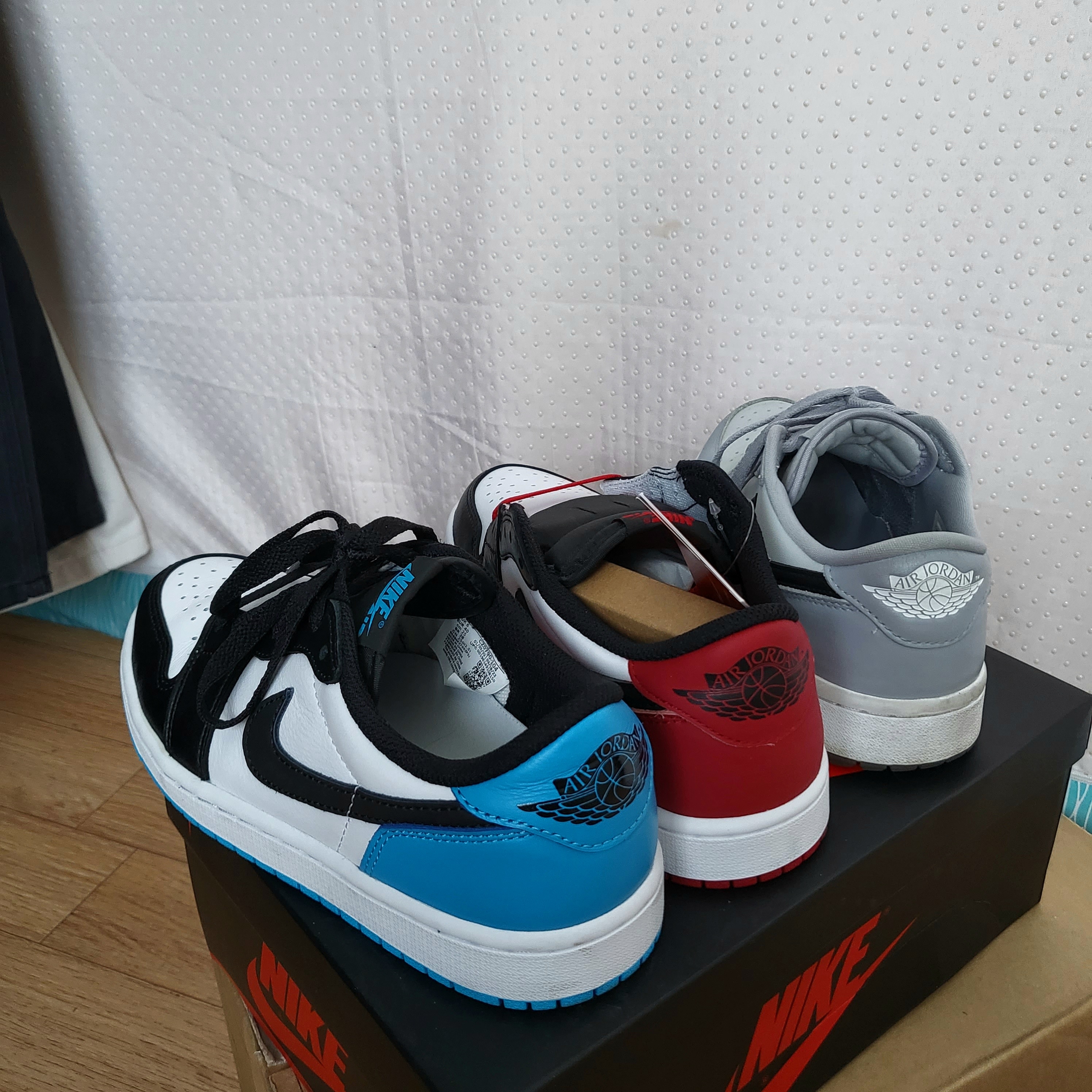 Jordan 1 Retro Low OG Black Toe, Jordan 1 Retro Low OG Black and Dark Powder Blue 착용 스타일 - 1