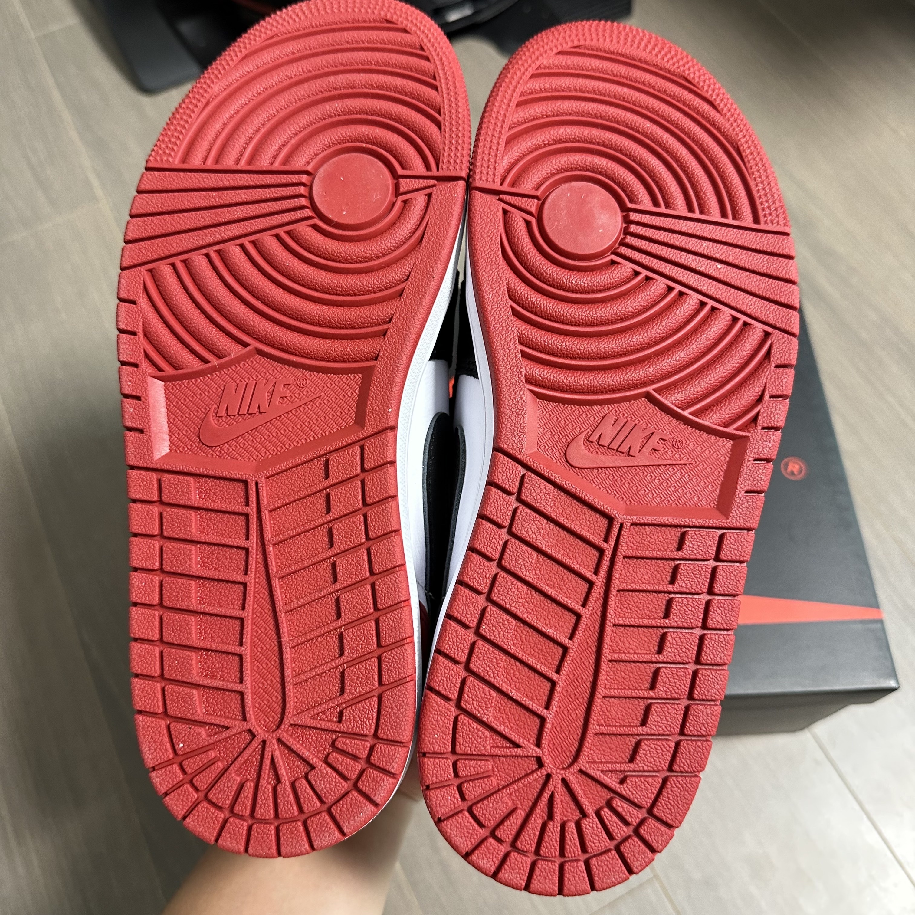 Jordan 1 Retro Low OG Black Toe 착용 스타일 - 5