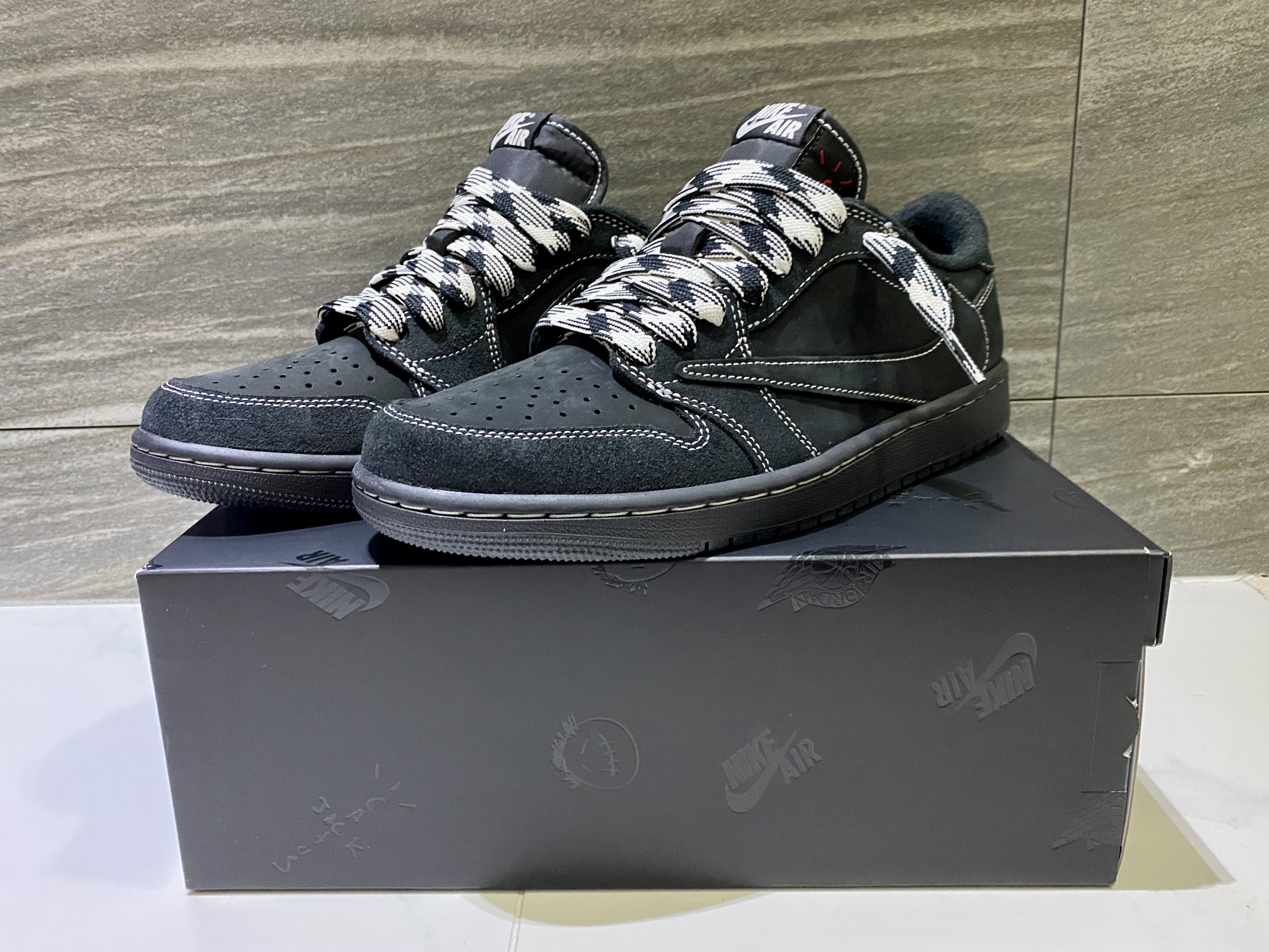 Jordan 1 x Travis Scott Retro Low OG SP Black Phantom 착용 스타일 - 1