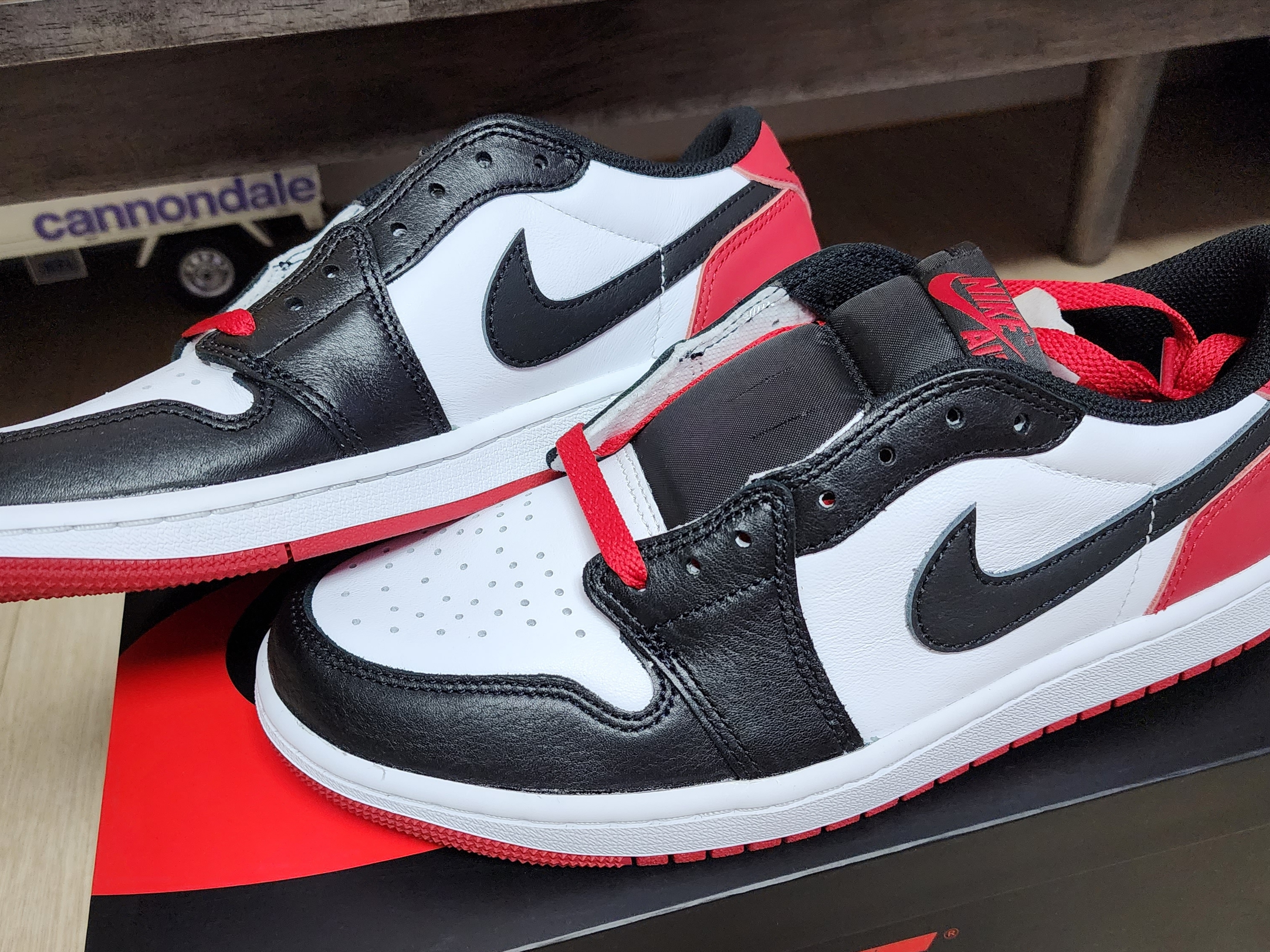 Jordan 1 Retro Low OG Black Toe 착용 스타일 - 5