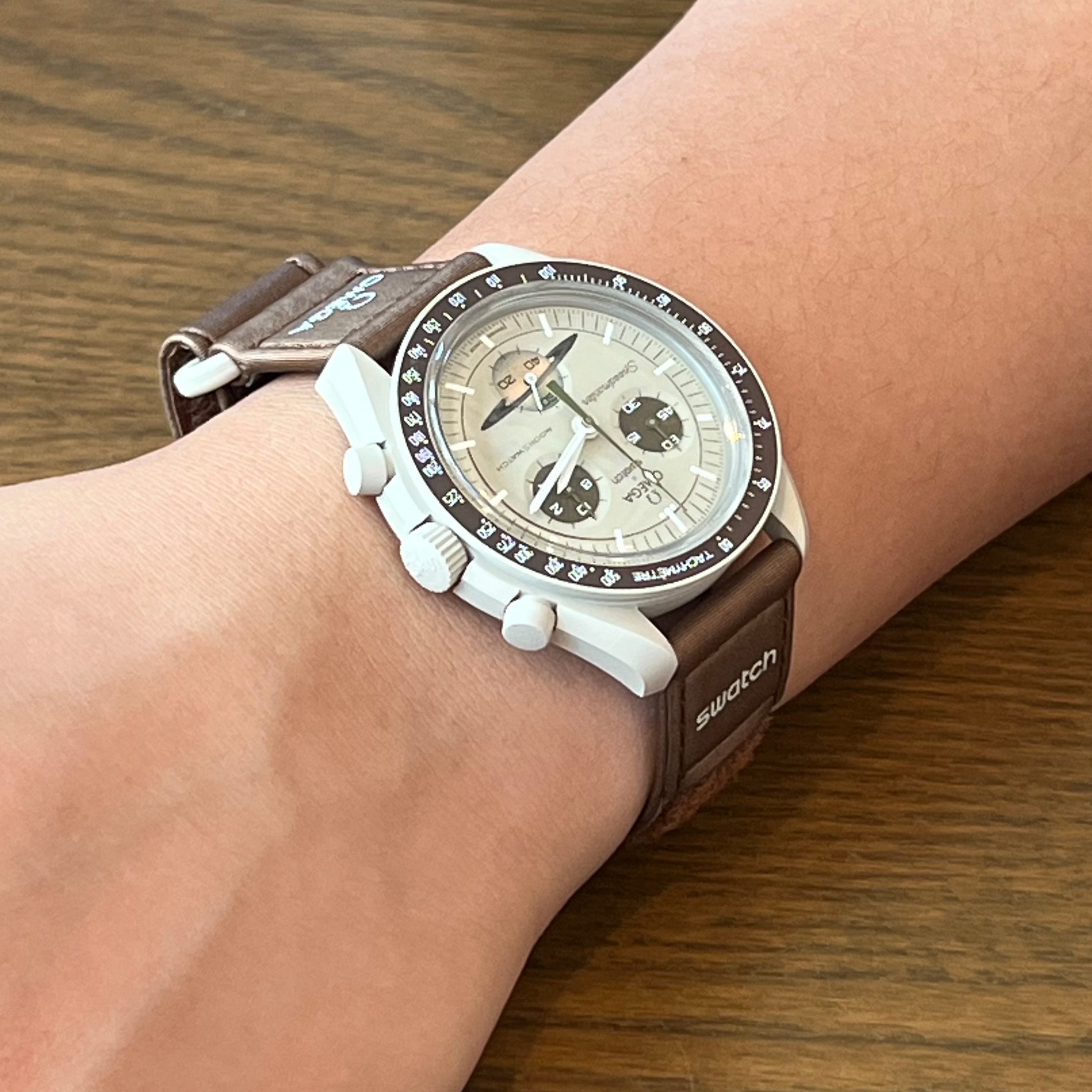 Swatch x Omega Bioceramic MoonSwatch Mission To Saturn 착용 스타일