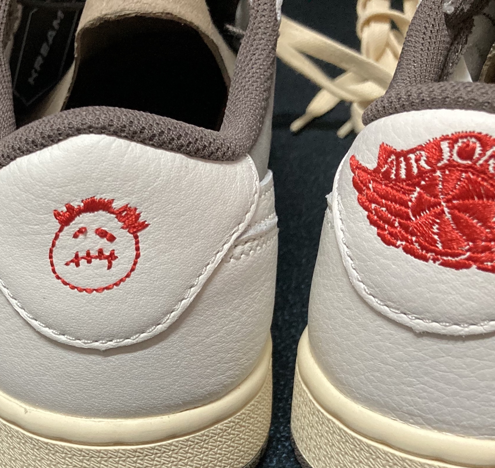 Jordan 1 x Travis Scott Retro Low OG SP Sail and Ridgerock 착용 스타일 - 2